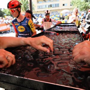 ¿Cómo se mantienen frescos los ciclistas en el Tour de Francia? Los aerosoles de alcohol y los carbohidratos congelados son solo la punta del iceberg