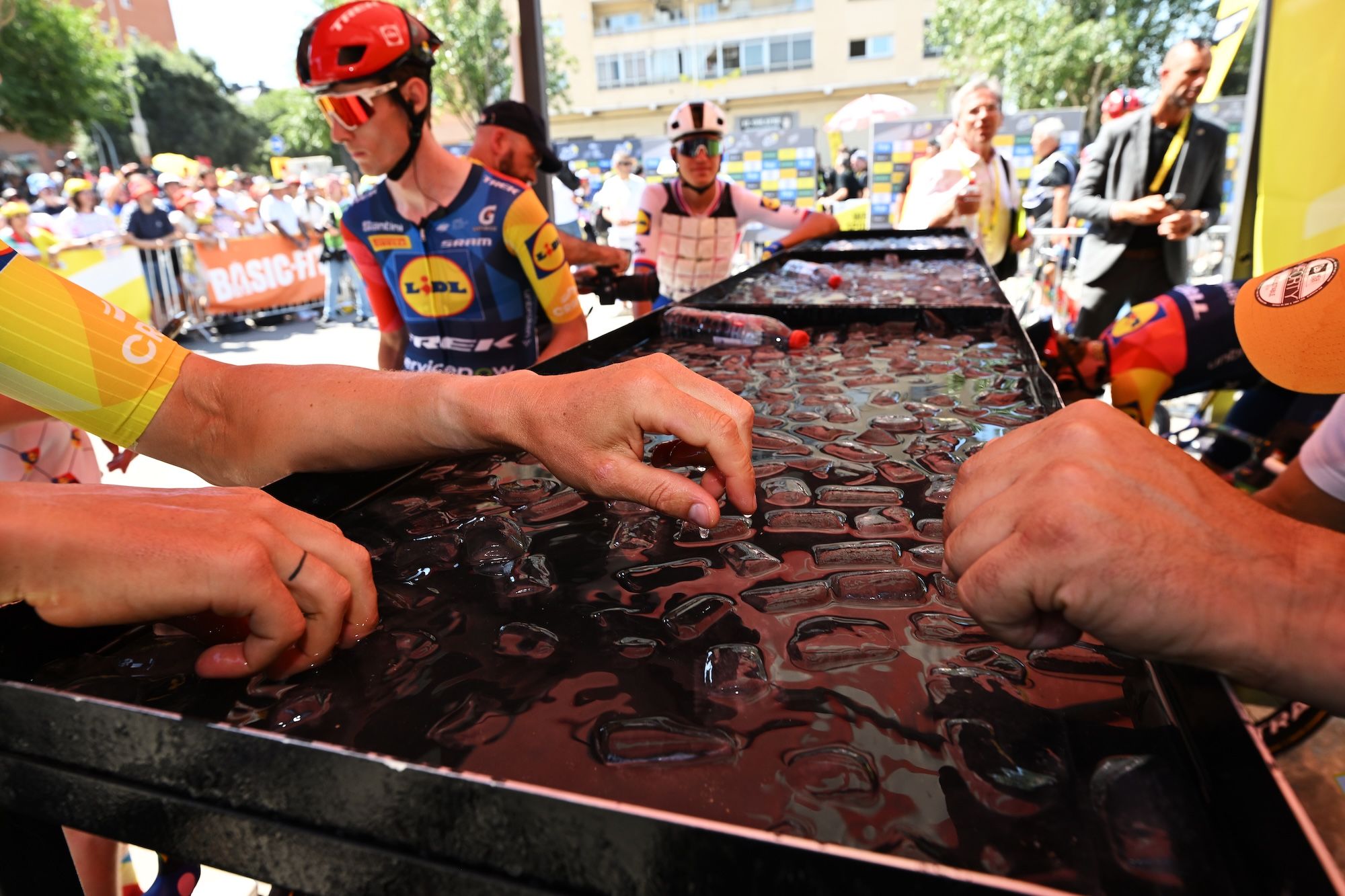 ¿Cómo se mantienen frescos los ciclistas en el Tour de Francia? Los aerosoles de alcohol y los carbohidratos congelados son solo la punta del iceberg