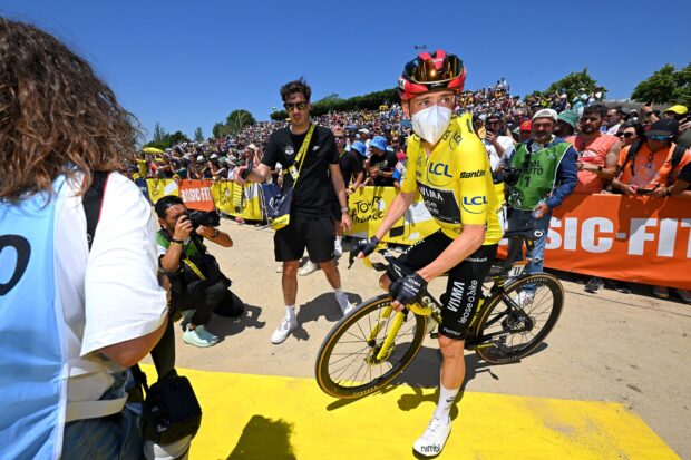 'Más vale prevenir que curar': Jonas Vingegaard se cubre la cara en el Tour de Francia para evitar que se repitan las enfermedades de la Vuelta y el Giro
