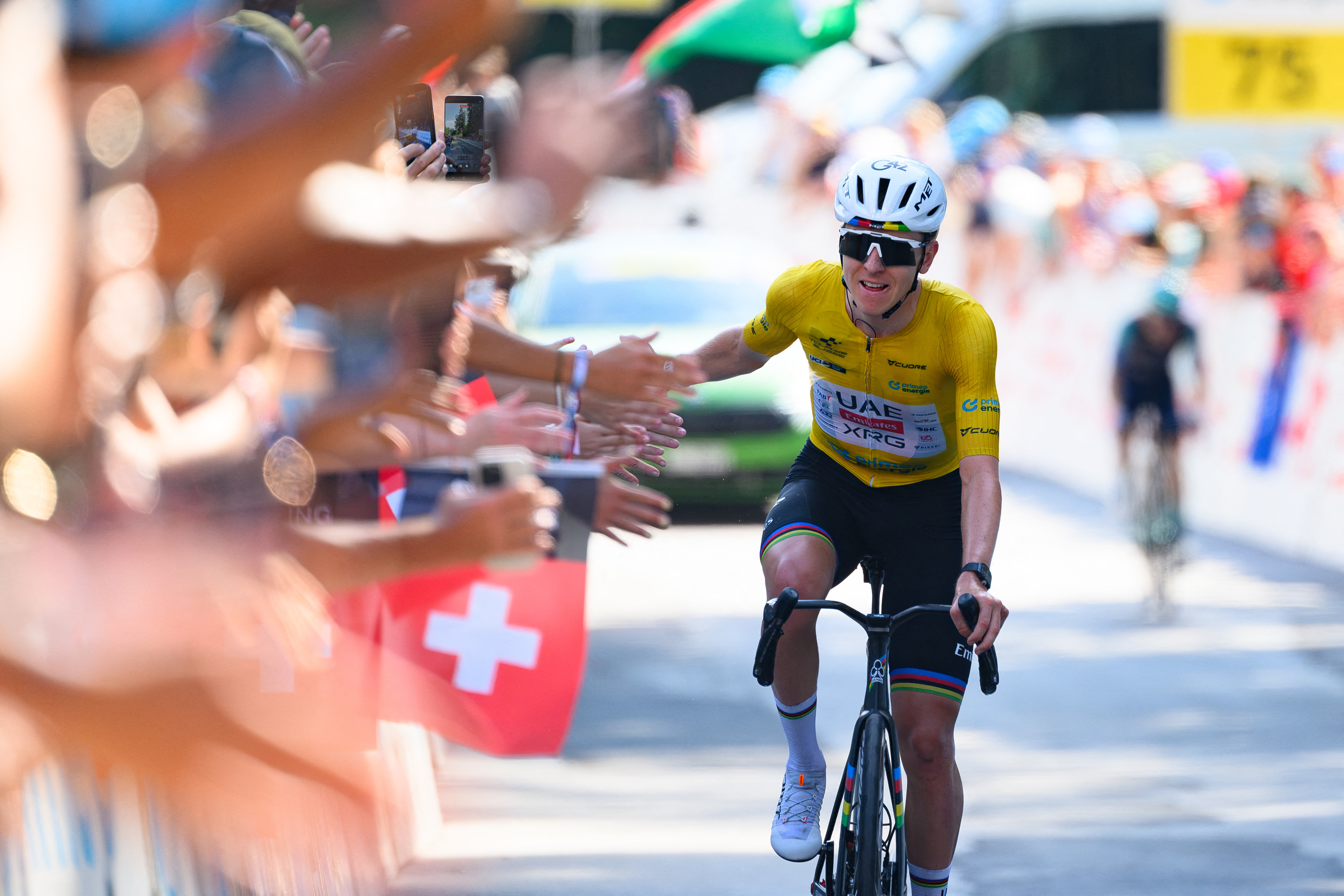 UAE Team Emirates: el ciclista esloveno del equipo XRG, Tadej Pogacar, celebra mientras cruza la línea de meta para ganar la quinta y última etapa de la carrera ciclista Vuelta a Suiza masculina (Tour de Suisse), 150,7 km con salida y llegada en Villars-sur-Ollon el 21 de junio de 2026. (Foto de Harold Cunningham / AFP)