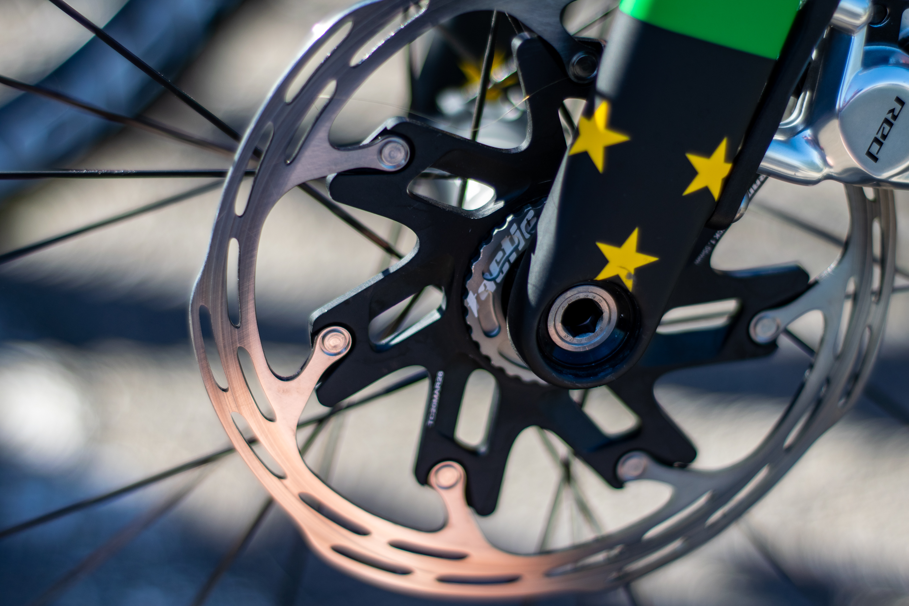 Una rueda Lidl Trek Bontrager con disco de disco SRAM instalado.