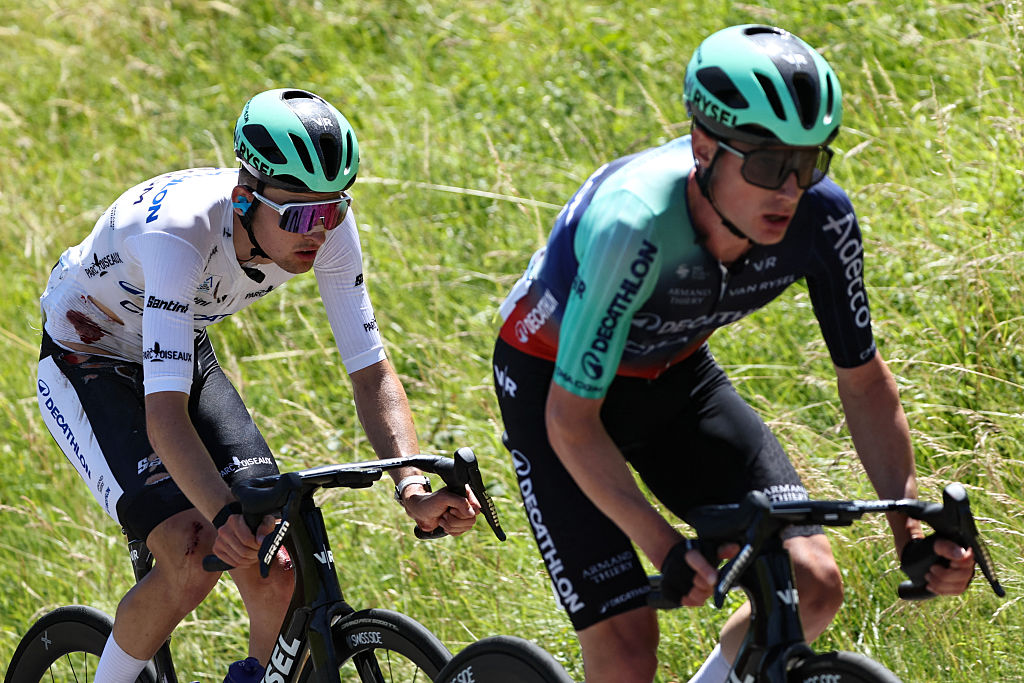 El ciclista francés del equipo Decathlon CMA CGM, Paul Seixas, vistiendo la camiseta blanca del mejor joven ciclista durante la séptima etapa de la carrera ciclista Tour Auvernia-Ródano-Alpes (anteriormente conocida como Criterium du Dauphine), 133,6 km entre La Bridoire y Grand Colombier en los Alpes franceses el 13 de junio de 2026. (Foto de Anne-Christine POUJOULAT / AFP)