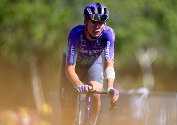 El australiano Kelland O'Brien es considerado "un verdadero luchador" cuando llega a la meta de Foix más de ocho minutos después del límite de tiempo de la etapa 4 para finalizar su debut en el Tour de Francia.