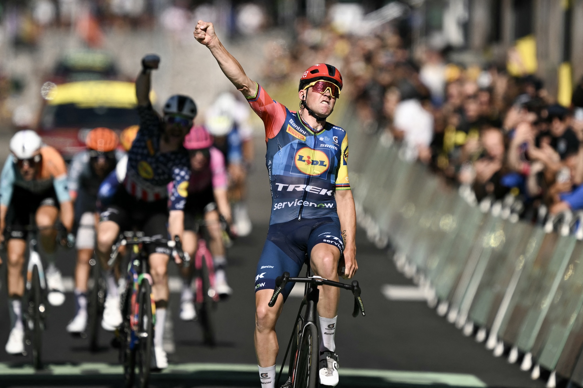 Lidl: el ciclista danés del equipo Trek, Mads Pedersen, celebra mientras cruza la línea de meta para ganar la cuarta etapa de la 113.ª edición de la carrera ciclista Tour de Francia, 182 km entre Carcassonne y Foix, en el suroeste de Francia, el 7 de julio de 2026. (Foto de Jeff PACHOUD / AFP)