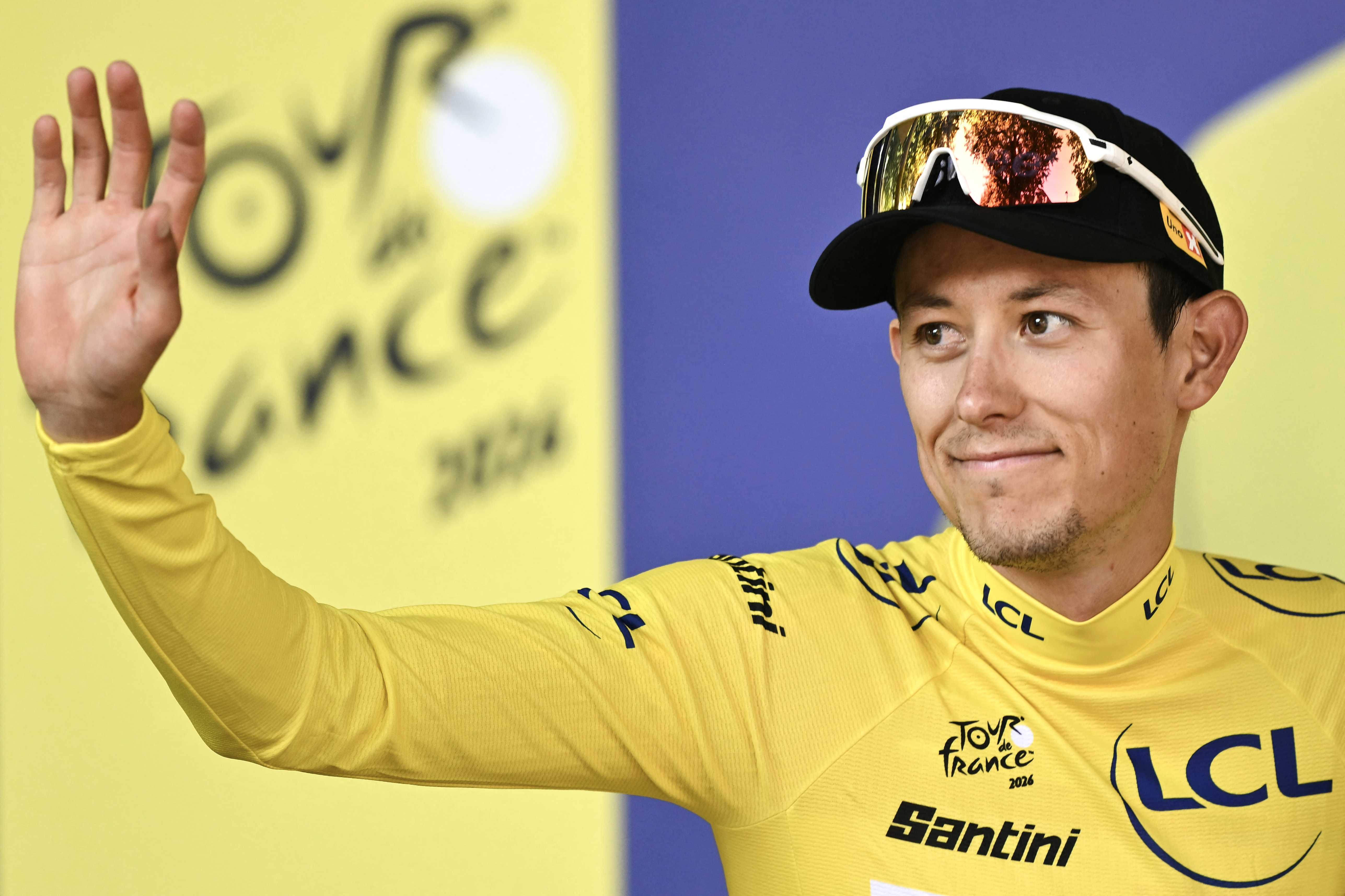 El ciclista noruego del equipo Uno-X Mobility, Torstein Träen, celebra en el podio con el maillot amarillo de líder general después de la cuarta etapa de la 113.ª edición de la carrera ciclista del Tour de Francia, 182 km entre Carcassonne y Foix, en el suroeste de Francia, el 7 de julio de 2026. (Foto de Jeff PACHOUD / AFP)