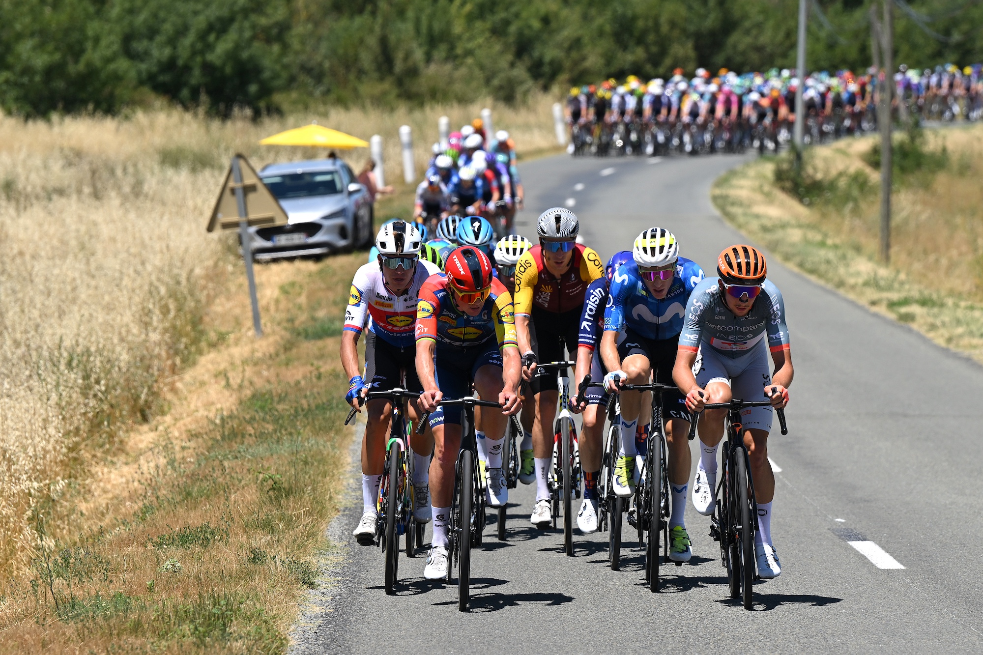 CARCASSONNE, FRANCIA - 7 DE JULIO: (LR) Mathias Vacek de la República Checa y el equipo Lidl - Trek, Mads Pedersen de Dinamarca y el equipo Lidl - Trek, Alex Kirsch de Luxemburgo y el equipo Cofidis, Pablo Castrillo de España y el equipo Movistar y Kevin Vauquelin de Francia y el equipo ciclista Netcompany INEOS compiten en la escapada durante el 113º Tour de Francia 2026, etapa 4, una etapa de 181,9 km de Carcassonne a Foix / #UCIWT / el 07 de julio de 2026 en Carcassonne, Francia. (Foto de Dario Belingheri/Getty Images)