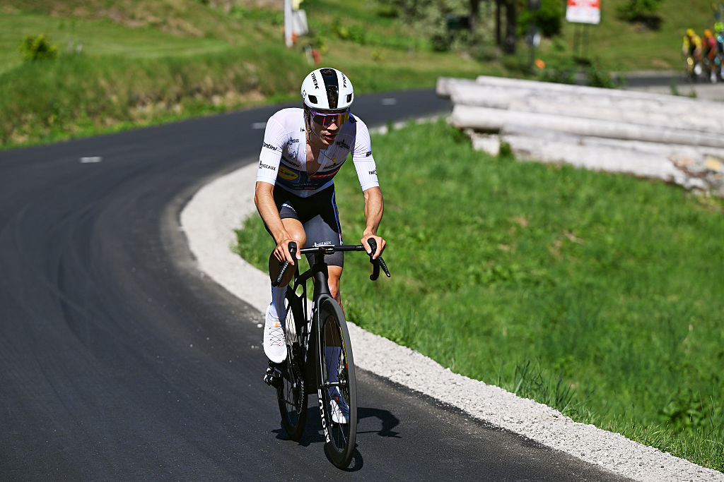 Etapa 8 del Tour Auvernia-Ródano-Alpes 2026: Juan Ayuso camino al tercer puesto de la general