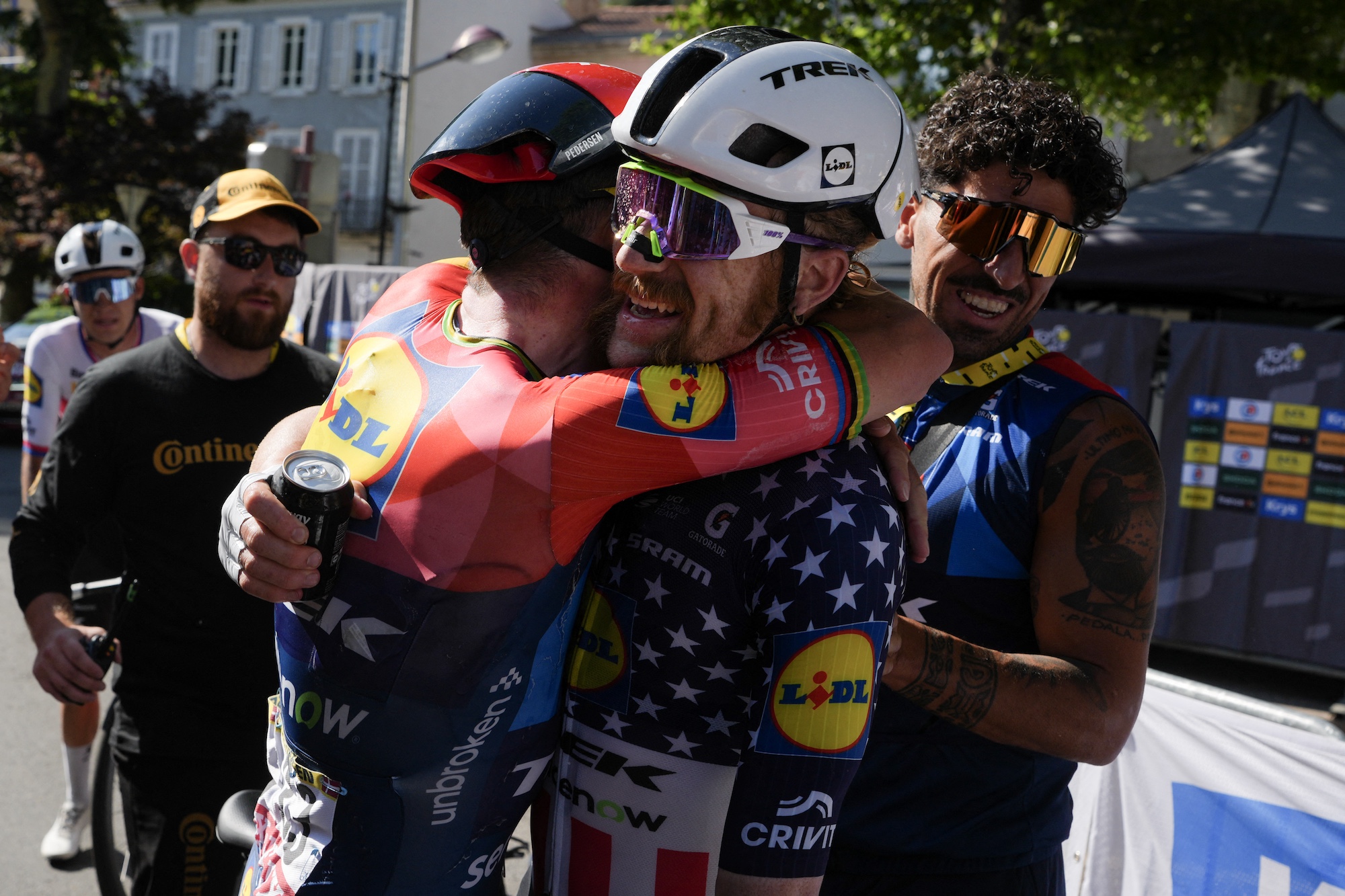 Mads Pedersen, ciclista danés del equipo Lidl - Trek, celebra con Quinn Simmons (derecha), ciclista estadounidense del equipo Lidl - Trek, después de ganar la cuarta etapa de la 113.ª edición de la carrera ciclista del Tour de Francia, 182 km entre Carcassonne y Foix, en el suroeste de Francia, el 7 de julio de 2026. (Foto de Thibault Camus / POOL / AFP)