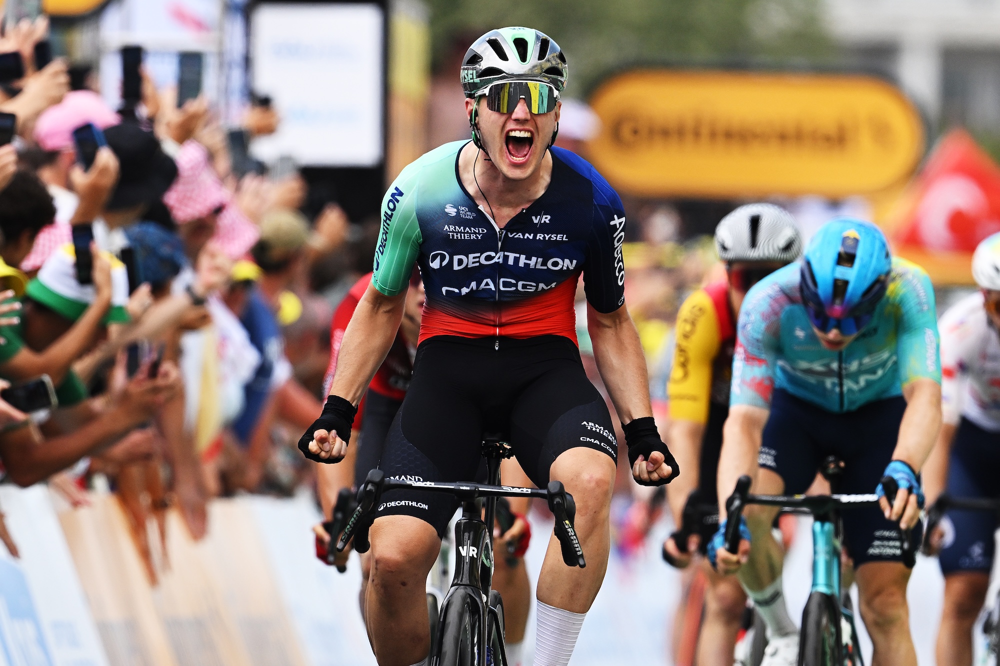 PAU, FRANCIA - 8 DE JULIO: Olav Kooij de Holanda y el equipo Decathlon CMA CGM celebran en la línea de meta como ganador de etapa durante el 113.o Tour de Francia 2026, etapa 5, una etapa de 158,3 km desde Lannemezan a Pau / #UCIWT / el 8 de julio de 2026 en Pau, Francia. (Foto de Dario Belingheri/Getty Images)