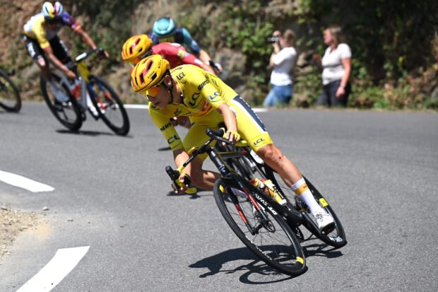 Torstein Træen sufre una fuerte caída en el descenso del Tourmalet y pierde el maillot amarillo del Tour de Francia