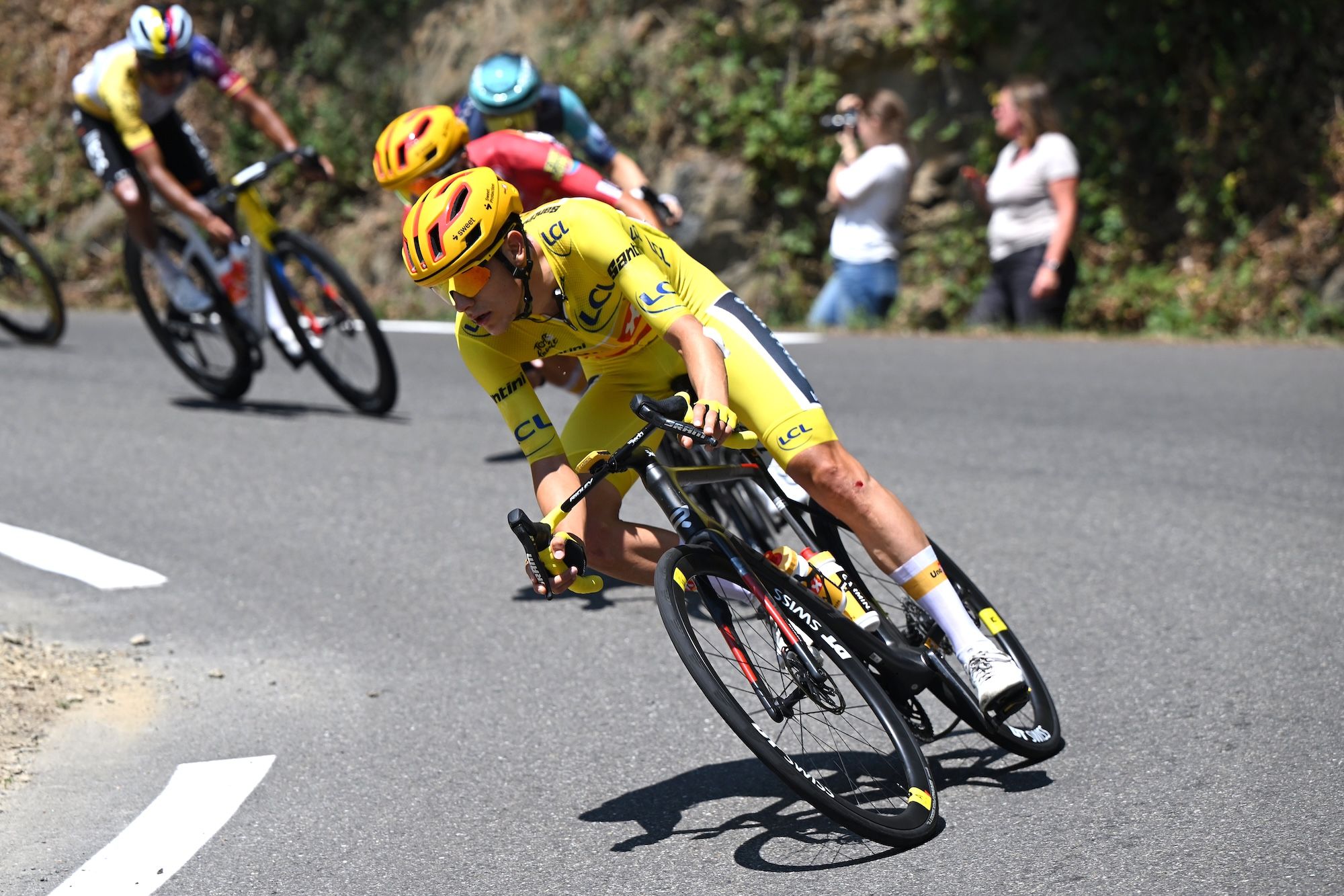Torstein Træen sufre una fuerte caída en el descenso del Tourmalet y pierde el maillot amarillo del Tour de Francia