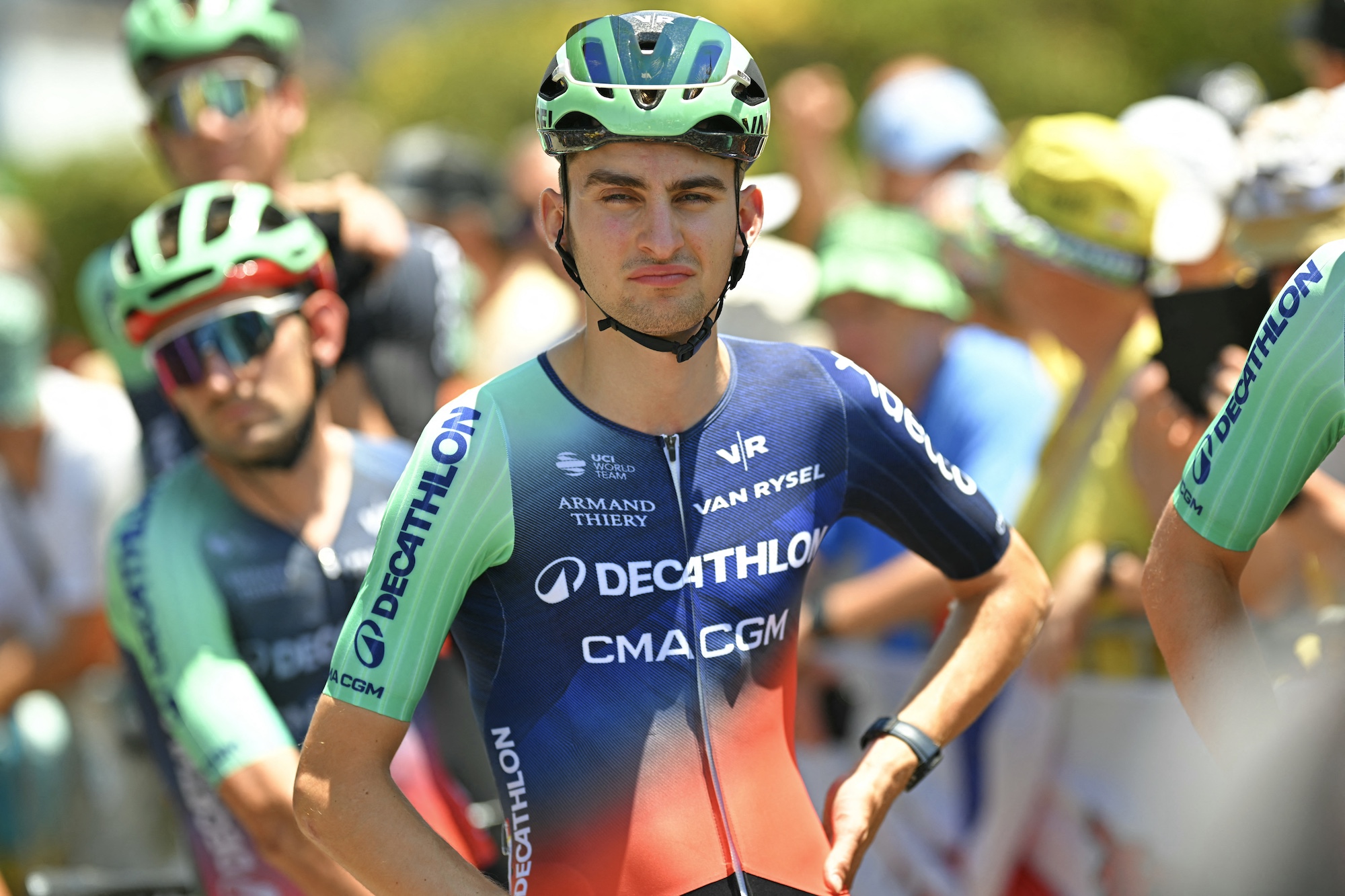 El ciclista francés del equipo Decathlon CMA CGM, Paul Seixas, espera el inicio de la segunda etapa de la 113.ª edición de la carrera ciclista del Tour de Francia, 168,5 km entre Tarragona y Barcelona, ​​en el noreste de España, el 5 de julio de 2026. (Foto de Loic VENANCE / AFP)