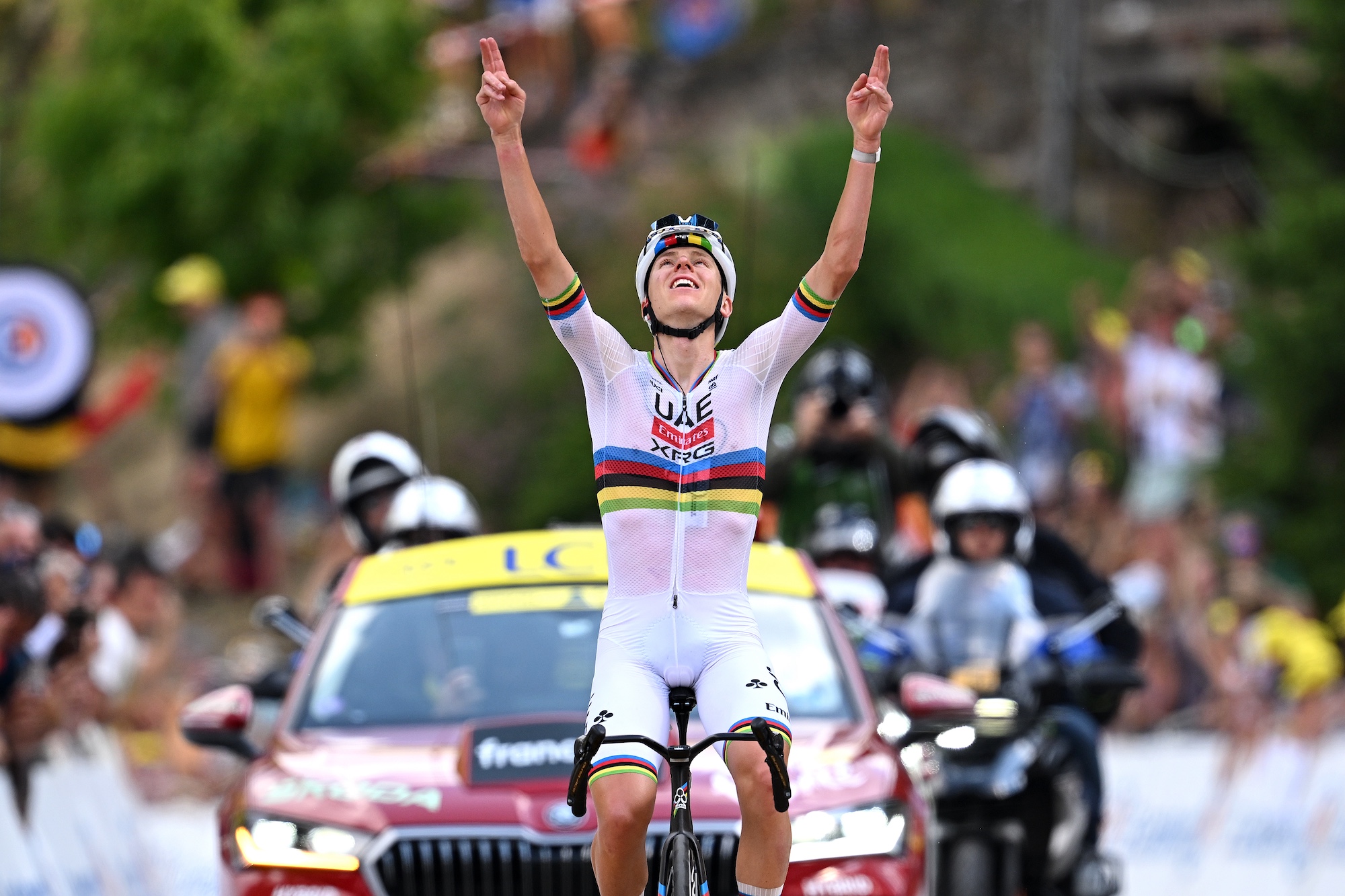 Tadej Pogacar del UAE Team Emirates - XRG apunta al cielo en celebración tras ganar la etapa 6 del 113.º Tour de Francia 2026 (Foto de Tim de Waele/Getty Images)