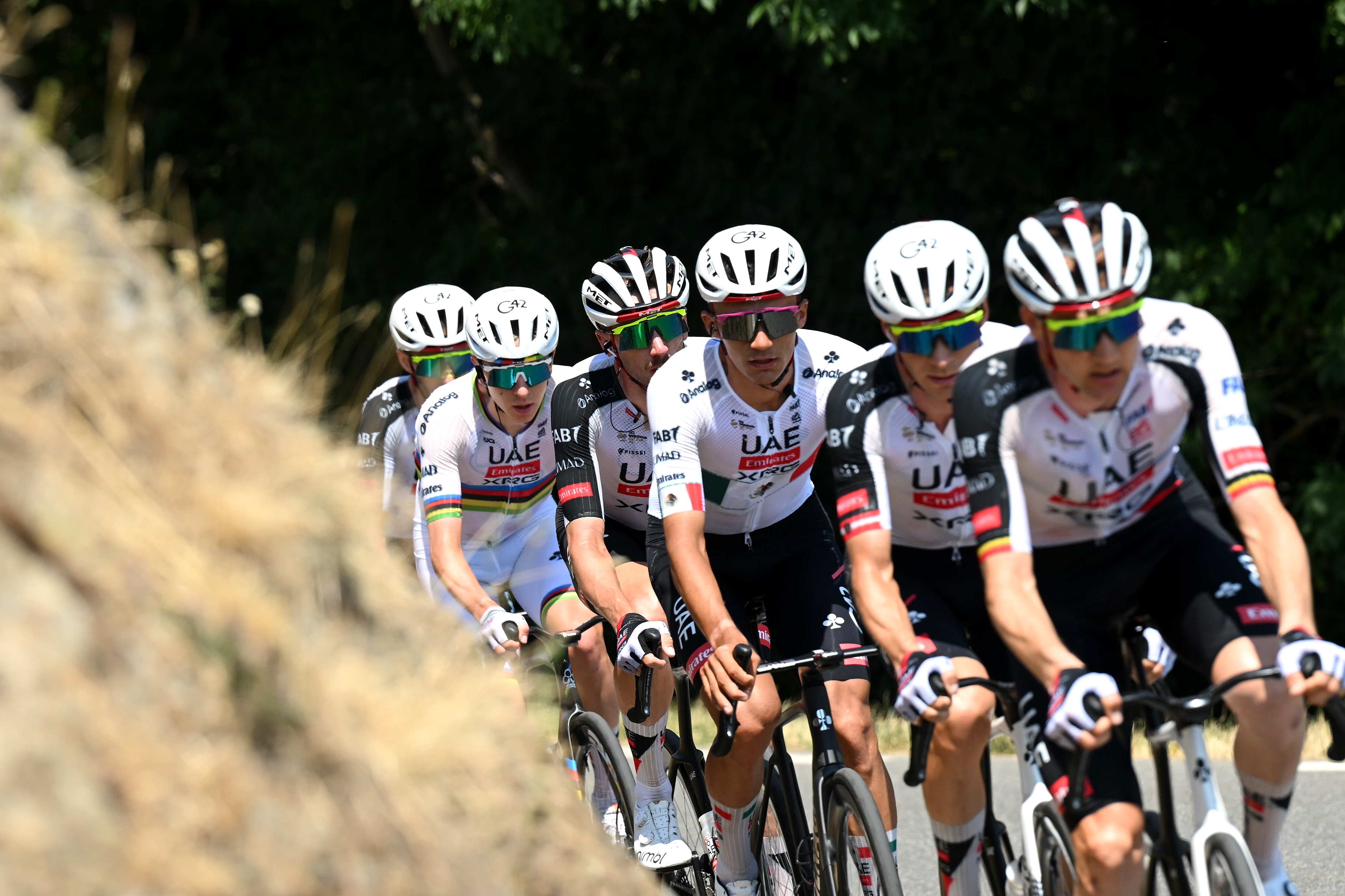 Brandon McNulty e Isaac Del Toro viajan entre el equipo UAE Team Emirates - XRG y justo por delante del campeón mundial Tadej Pogačar en la subida de la etapa 6 al frente del pelotón