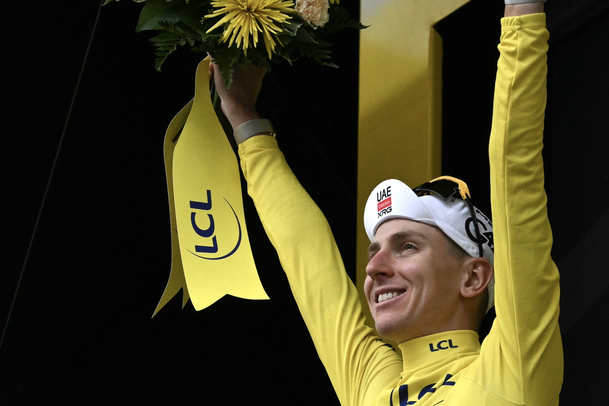 Tadej Pogačar vuelve a ponerse el maillot amarillo después de la etapa 6 (Foto de Jeff PACHOUD / AFP)