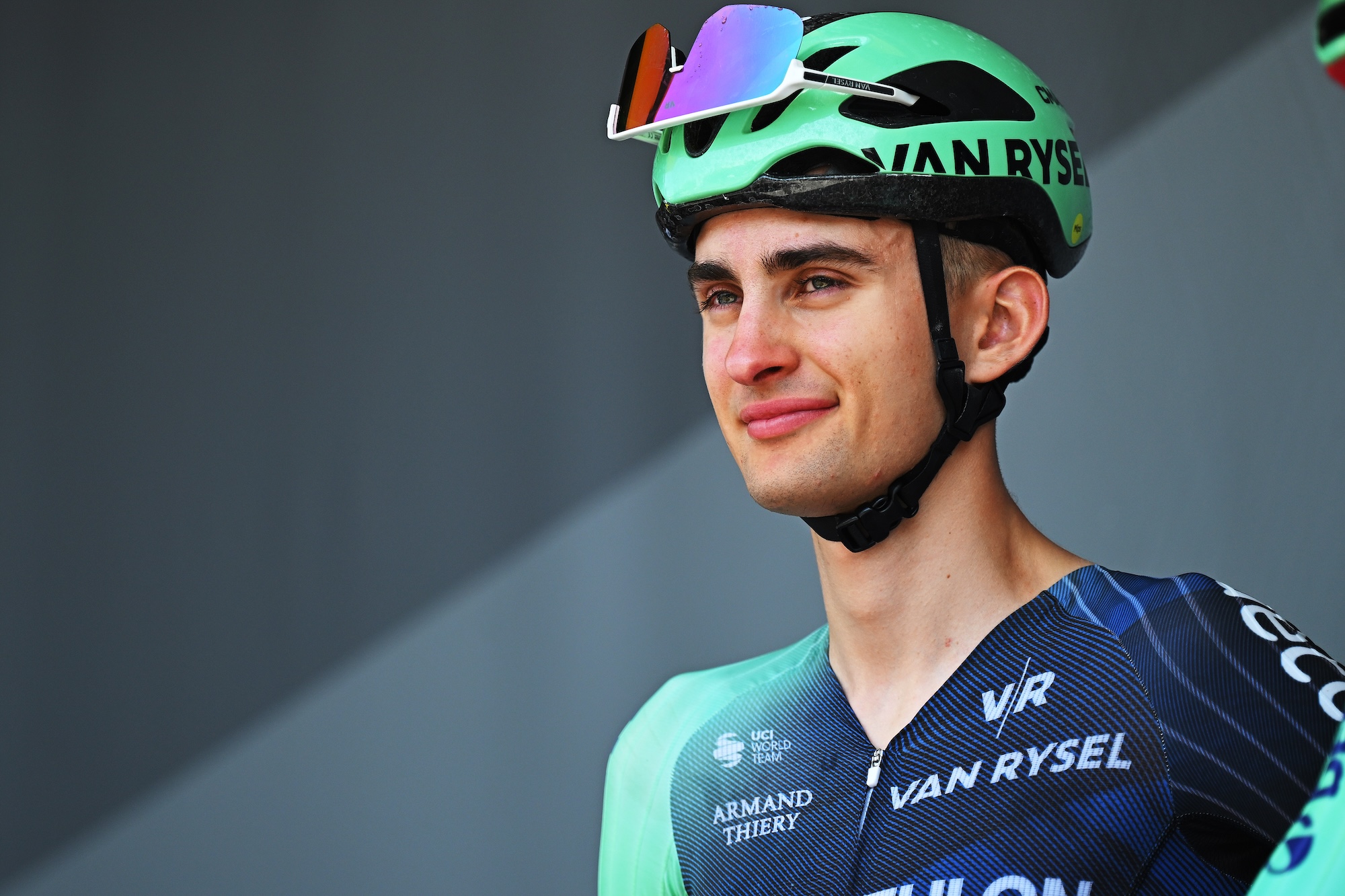 LANNEMEZAN, FRANCIA - 8 DE JULIO: Paul Seixas de Francia y el equipo Decathlon CMA CGM antes del 113.o Tour de Francia 2026, etapa 5, una etapa de 158,3 km desde Lannemezan a Pau / #UCIWT / el 8 de julio de 2026 en Lannemezan, Francia. (Foto de Tim de Waele/Getty Images)