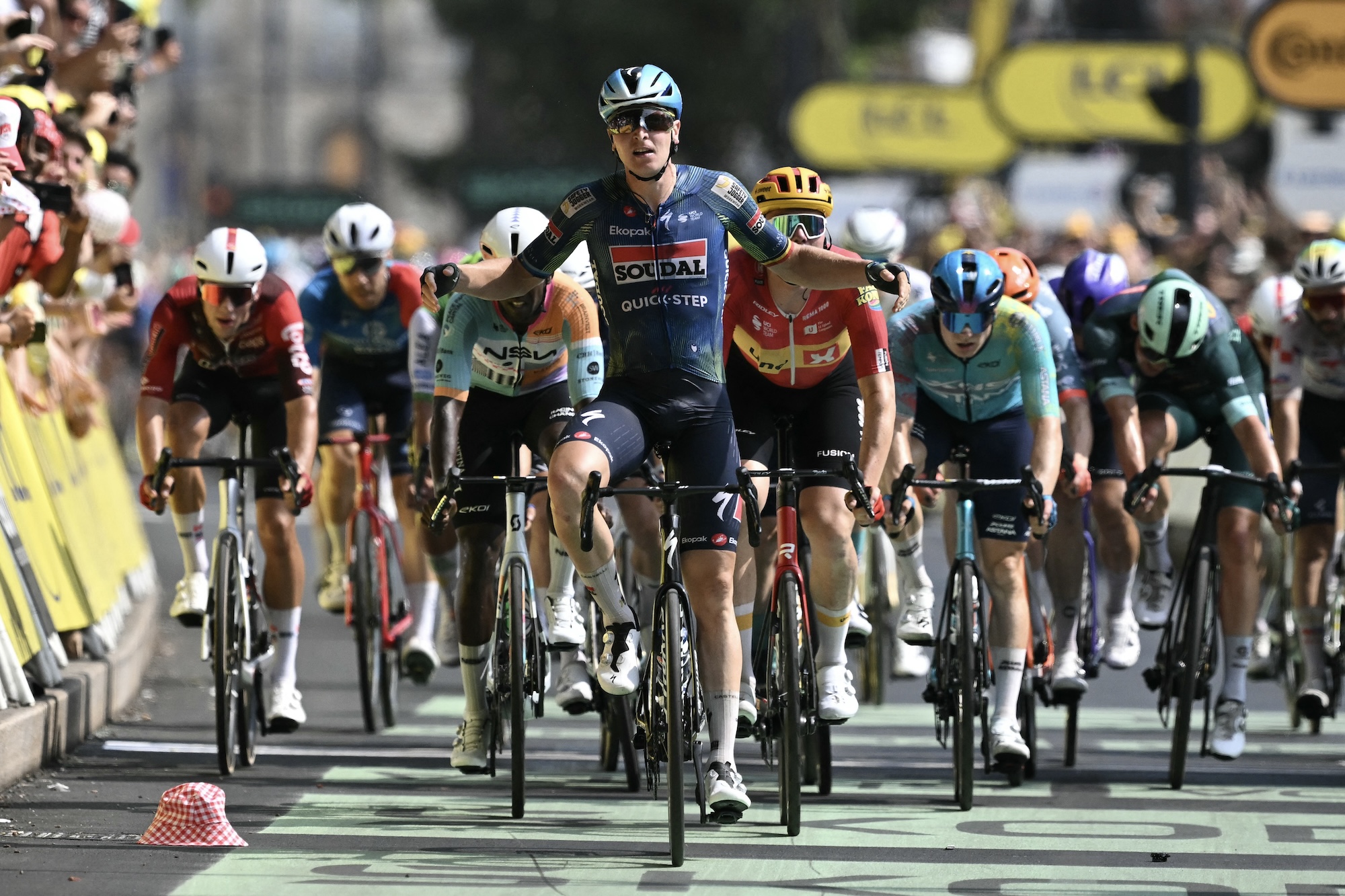 El ciclista belga del equipo Soudal Quick-Step, Tim Merlier, llega a la meta para ganar la séptima etapa de la 113.ª edición de la carrera ciclista Tour de Francia, a 175 km entre Hagetmau y Burdeos, en el suroeste de Francia, el 10 de julio de 2026. (Foto de Jeff PACHOUD / AFP)