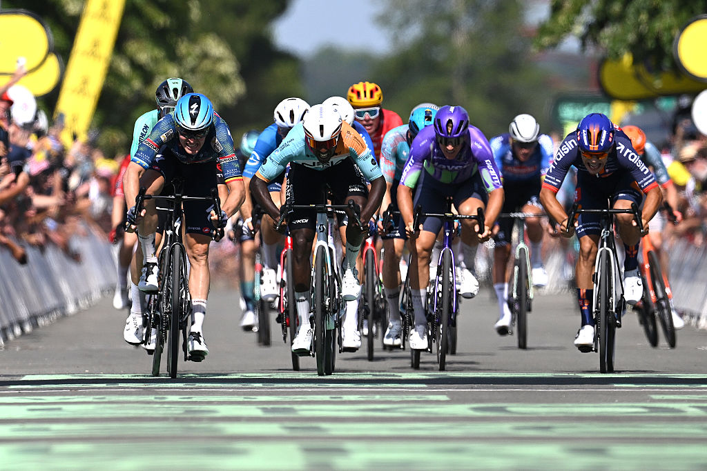 Tim Merlier de Bélgica y Biniam Girmay corren hacia la línea de meta durante el 113° Tour de Francia 2026, Etapa 8