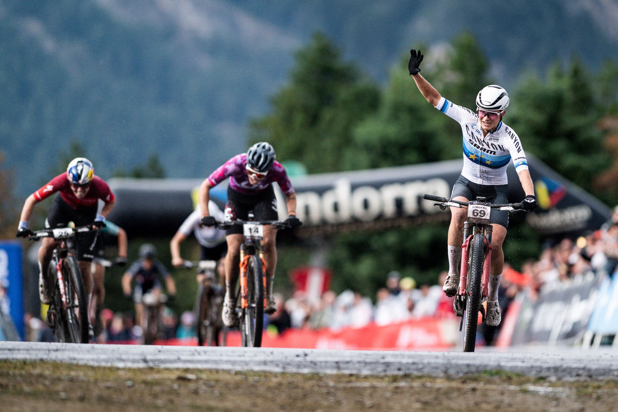 Jenny Rissveds de Suecia y el equipo CanyonFactory XC ganan la carrera de élite femenina XCC en la Serie Mundial de Mountain Bike UCI en Andorra