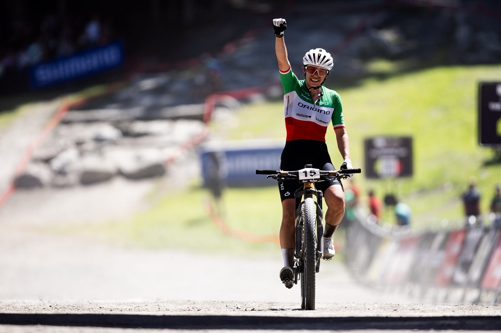 Martina Berta (Origine Racing Division) celebra la victoria en casa en La Thuile en XCO femenino de élite en la Serie Mundial de Ciclismo de Montaña UCI WHOOP 2026