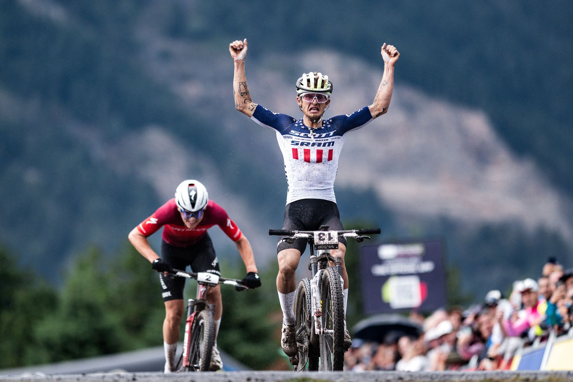 "No estoy acostumbrado a tener que correr para ganar, así que fue aterrador" – Una jugada arriesgada le da frutos a Bjorn Riley con su primera victoria en la Copa del Mundo de Mountain Bike UCI