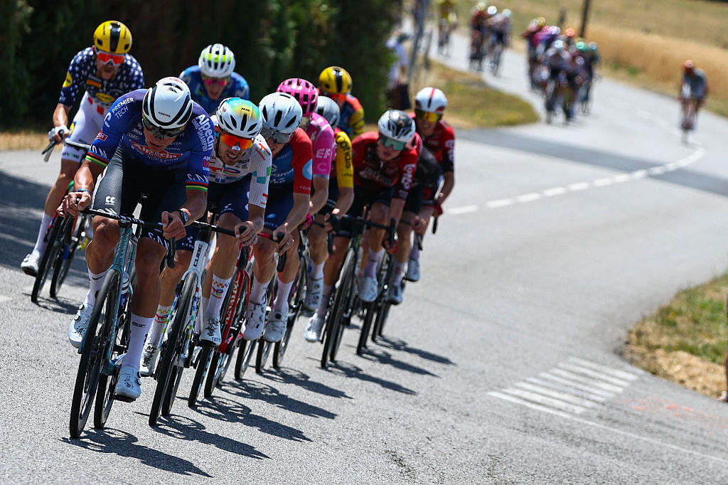 Alpecin - El ciclista holandés del equipo Premier Tech, Mathieu van der Poel, lidera una escapada durante la novena etapa de la 113ª edición del Tour de Francia
