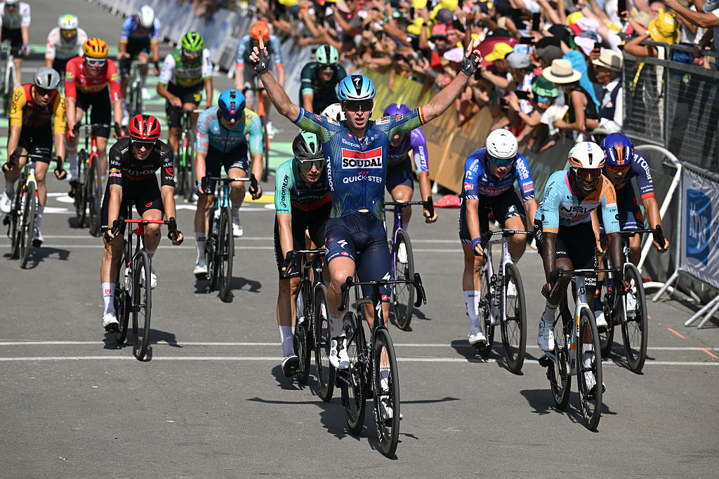 BERGERAC, FRANCIA - 11 DE JULIO: (LR) Tim Merlier de Bélgica y el equipo Soudal Quick-Step celebran en la línea de meta como ganador de etapa por delante de Biniam Girmay de Eritrea y el equipo NSN Cycling durante el 113.o Tour de Francia 2026, etapa 8, una etapa de 180,4 km desde Perigueux a Bergerac / #UCIWT / el 11 de julio de 2026 en Bergerac, Francia. (Foto de Dario Belingheri/Getty Images)