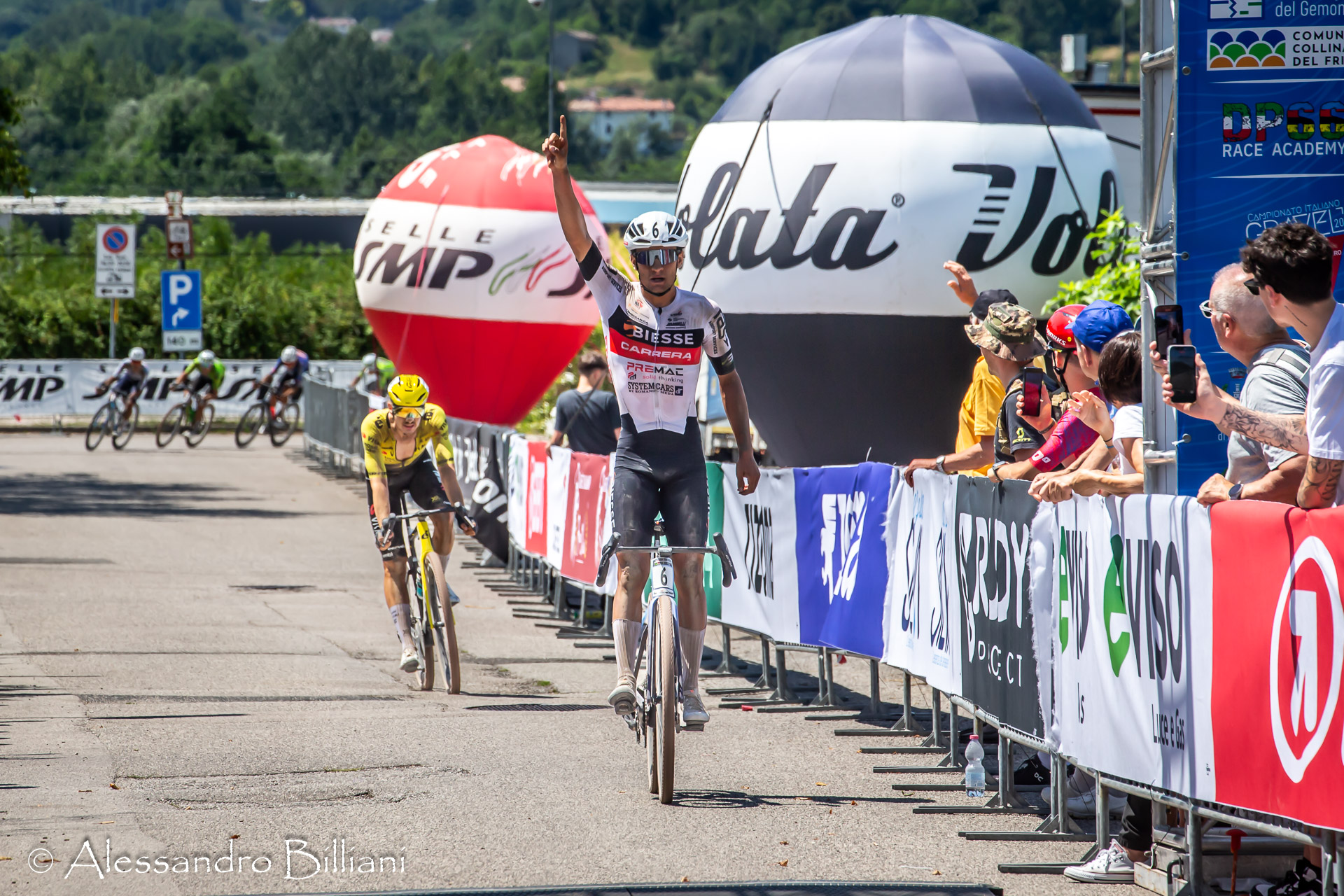 Filippo Agostinacchio cruza la meta para ganar el Campeonato Italiano de Gravel