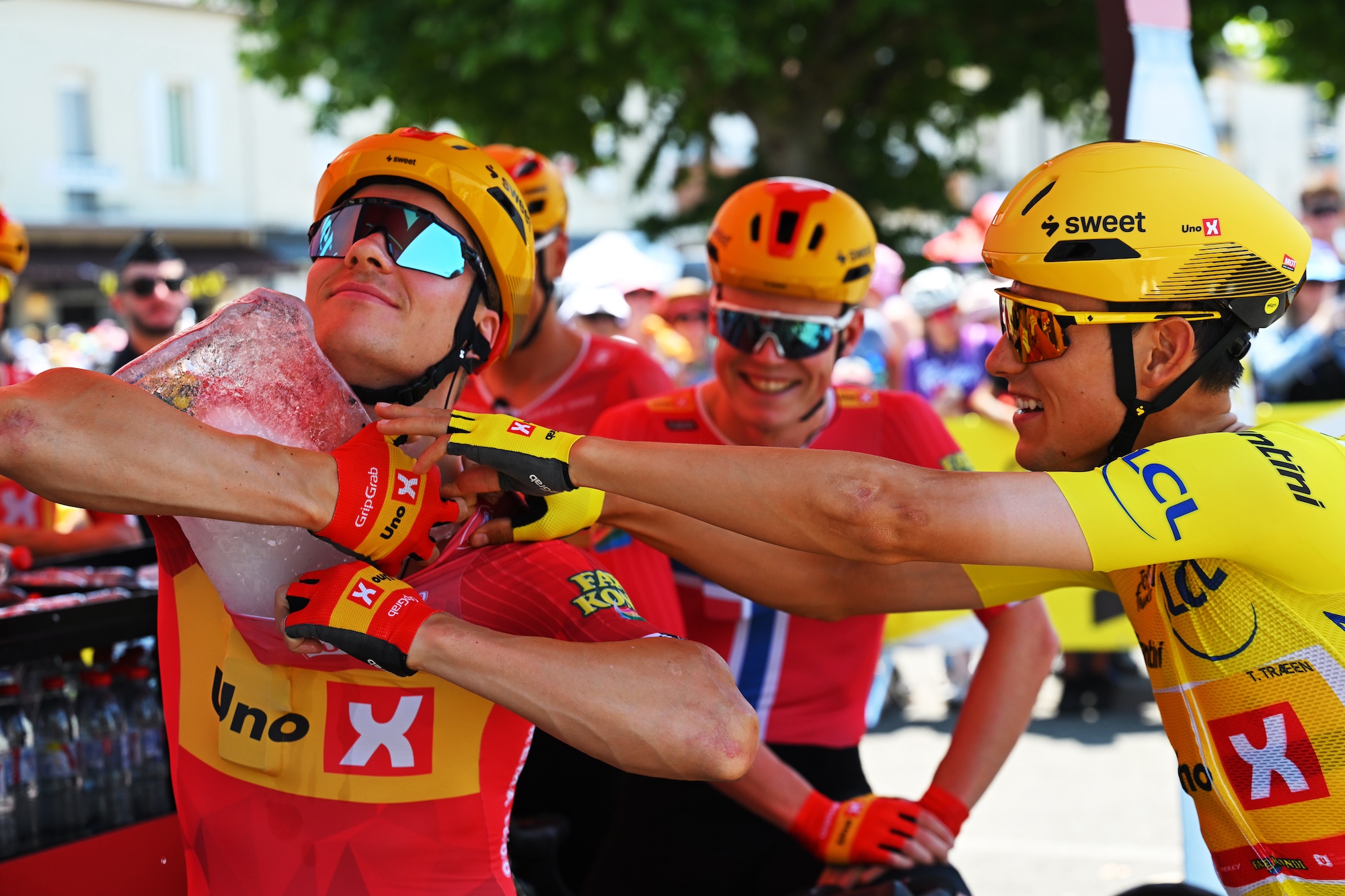 LANNEMEZAN, FRANCIA - 8 DE JULIO: (LR) Jonas Abrahamsen de Noruega y Torstein Traeen de Noruega y Team Uno-X Mobility - Yellow Leader Jersey se refrescan con hielo antes del 113.º Tour de Francia 2026, etapa 5, una etapa de 158,3 km desde Lannemezan a Pau / #UCIWT / el 8 de julio de 2026 en Lannemezan, Francia. (Foto de Tim de Waele/Getty Images)