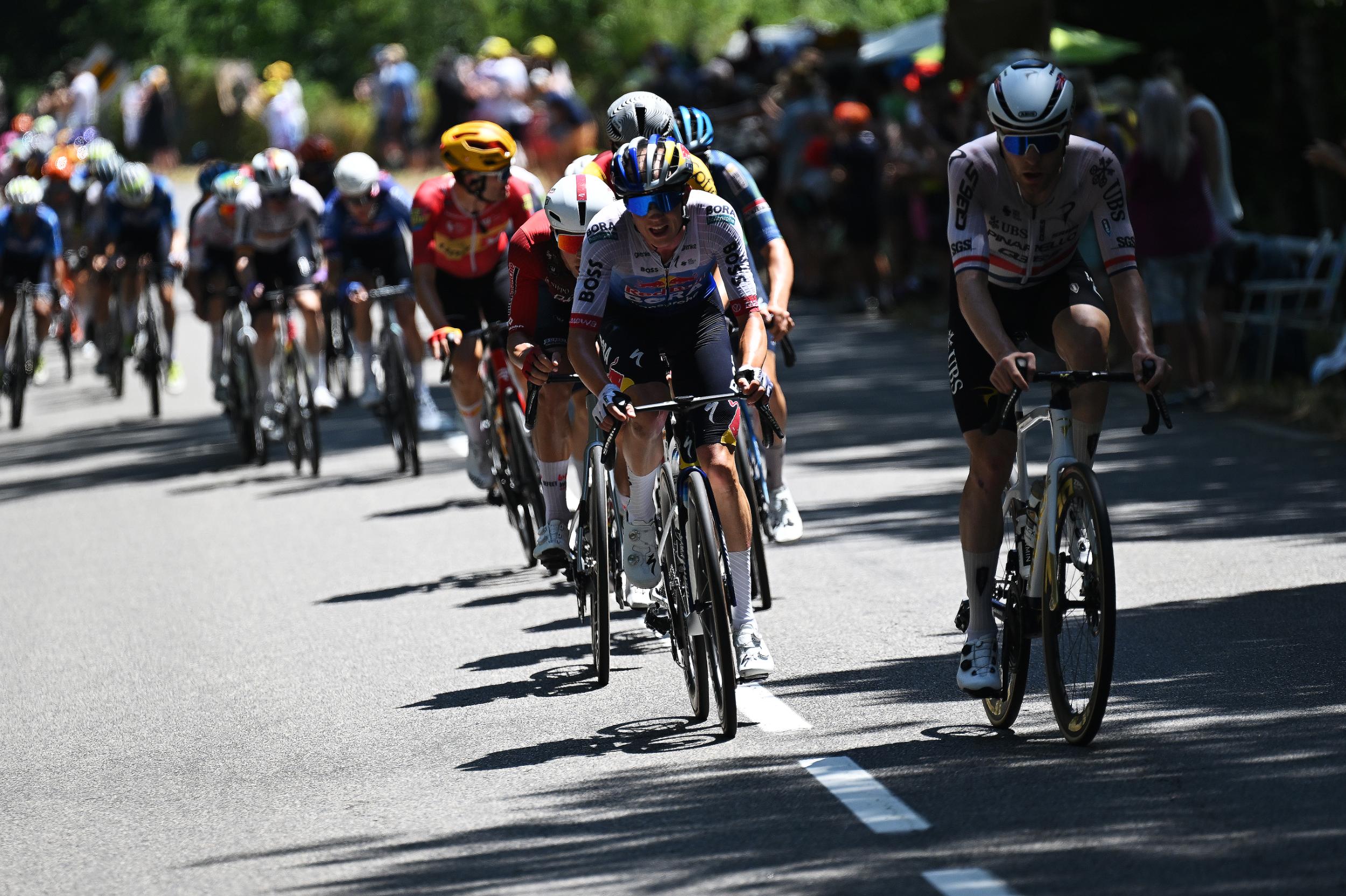 Los ciclistas atacan desde el pelotón durante la etapa 9 del Tour de Francia 2026