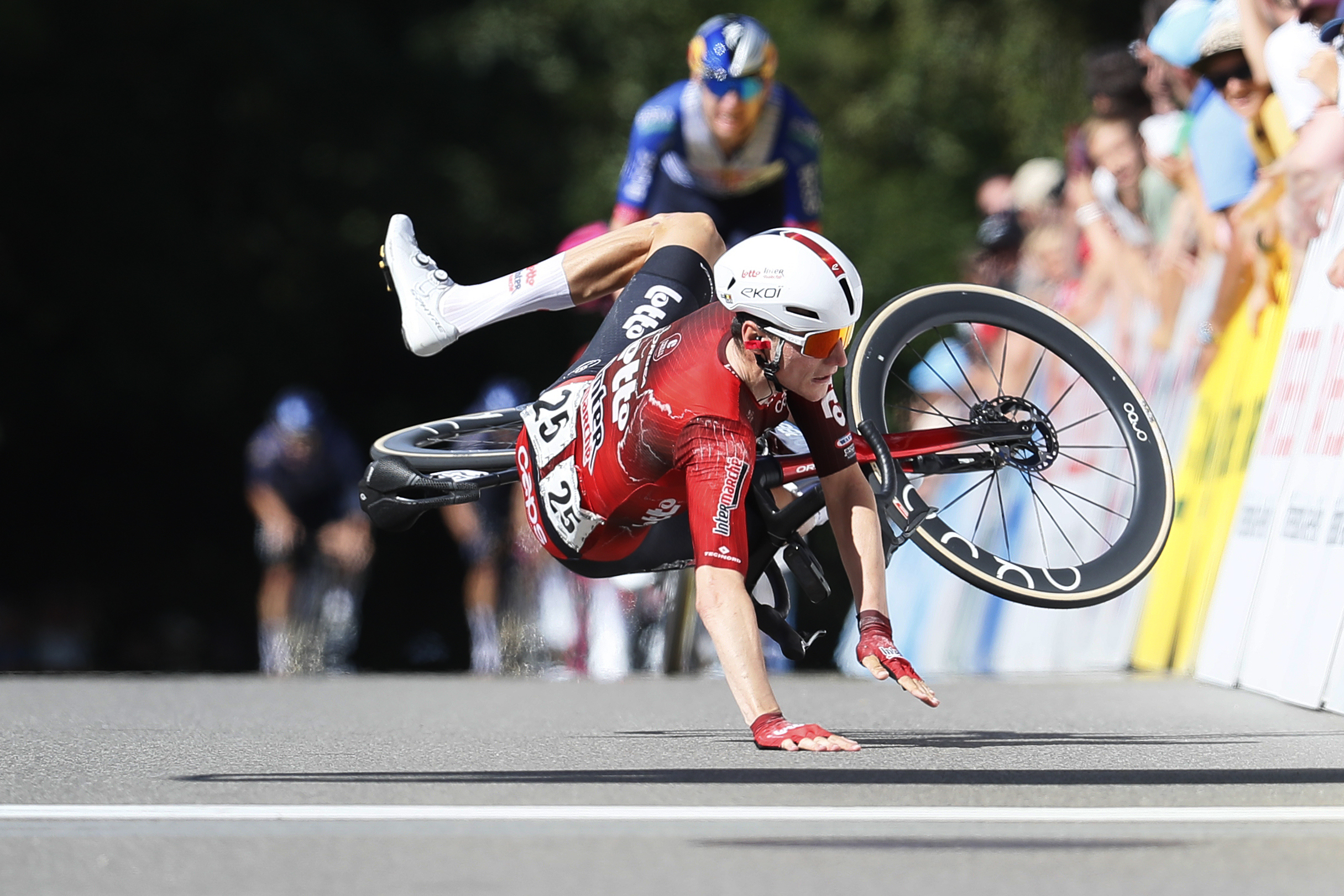 LEUGGERN, SUIZA - 14 DE JUNIO: Liam Slock de Bélgica y el equipo Lotto Intermarche se estrellan en la línea de meta durante el 62º GP Gippingen 2026, una carrera de un día de 173,8 km de Leuggern a Leuggern el 14 de junio de 2026 en Leuggern, Suiza. (Foto de Heinz Zwicky/Getty Images)