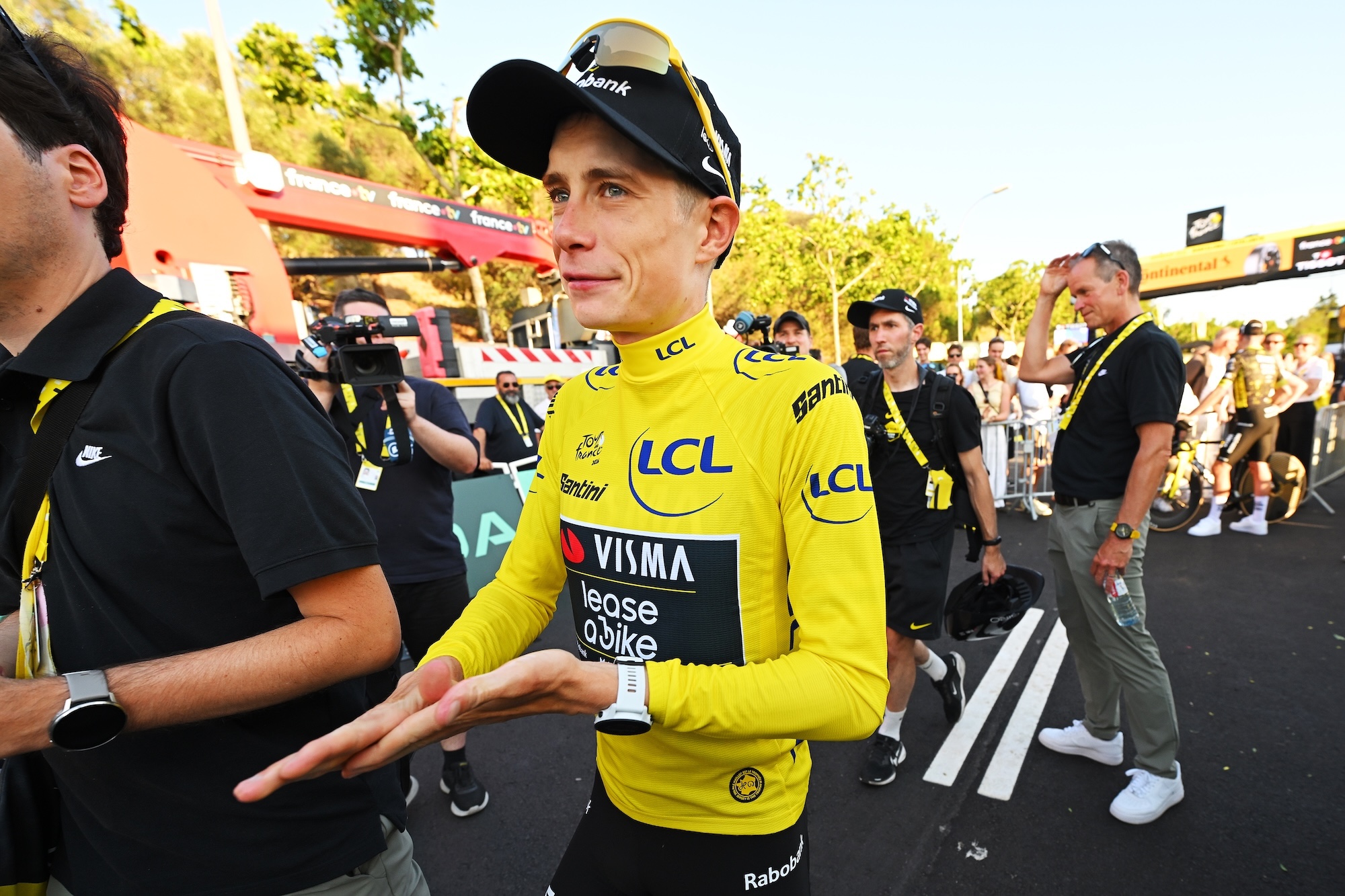 BARCELONA, ESPAÑA - 4 DE JULIO: (LR) Jonas Vingegaard de Dinamarca, ganador de la camiseta de líder amarillo y equipo Visma | El director general y director ejecutivo de Lease a Bike, Richard Plugge, reacciona después del 113.º Tour de Francia 2026, etapa 1, una etapa contrarreloj por equipos de 19,6 km de Barcelona a Barcelona / #UCIWT / el 4 de julio de 2026 en Barcelona, ​​España. (Foto de Tim de Waele/Getty Images)