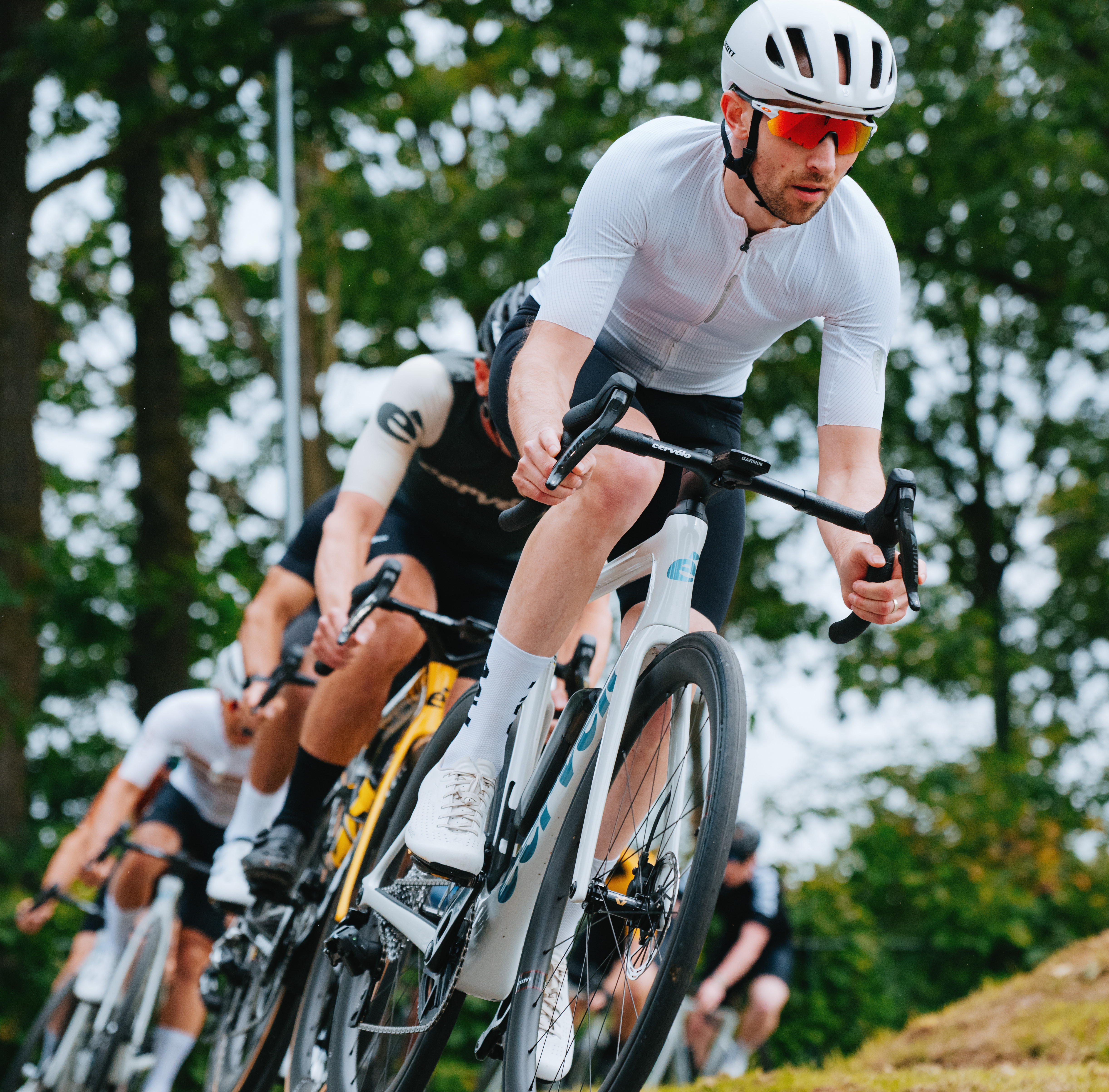 Tom montando un Cervelo Soloist blanco