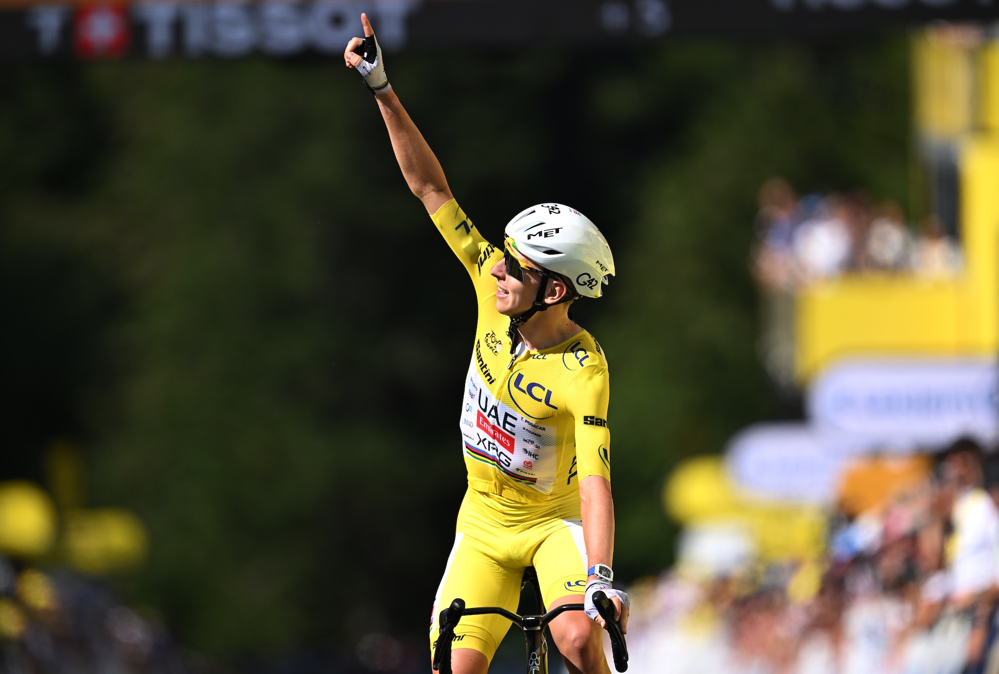 LE LIORAN, FRANCIA - 14 DE JULIO: Tadej Pogacar de Eslovenia y UAE Team Emirates - XRG - Yellow Leader Jersey celebra en la línea de meta como ganador de etapa durante el 113.o Tour de Francia 2026, etapa 10, una etapa de 166,6 km desde Aurillac hasta Le Lioran 1240 m / #UCIWT / el 14 de julio de 2026 en Le Lioran, Francia. (Foto de Tim de Waele/Getty Images)