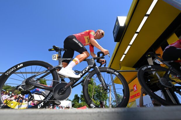 Varios equipos se quejan de los hoteles de descanso del Tour de Francia, ya que los ciclistas se ven obligados a dormir afuera en el Macizo Central