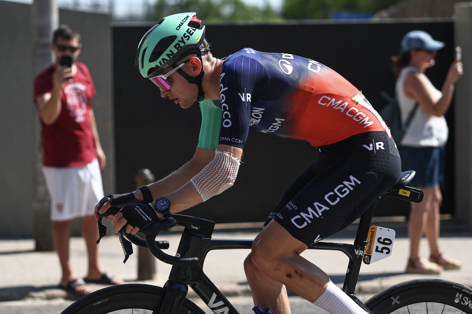 Paul Seixas, de Decathlon CMA CGM, monta en bicicleta utilizando la bicicleta de un compañero de equipo durante la etapa 2 de la 113ª edición del Tour de Francia.