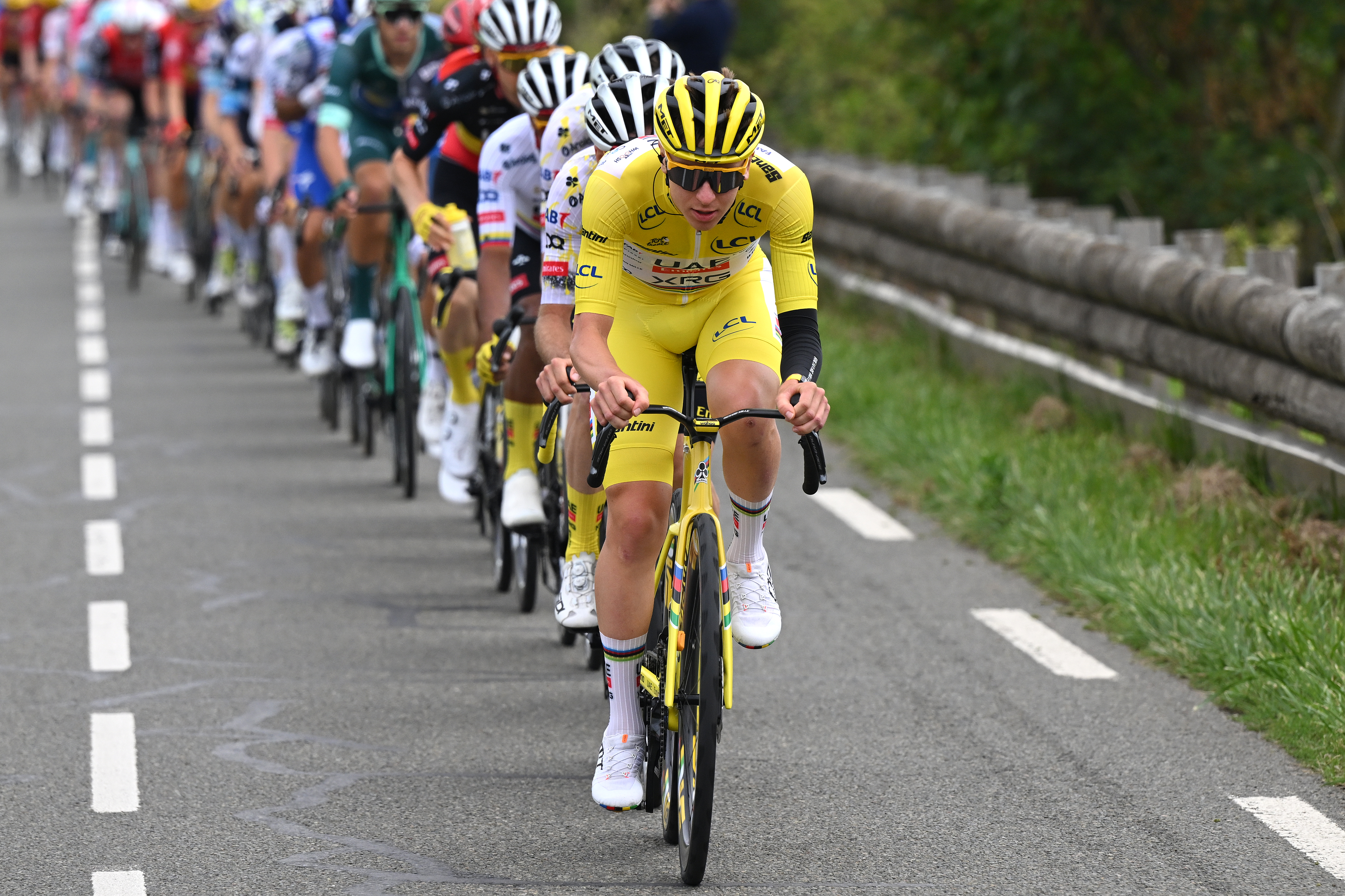 PARÍS - CAMPOS ELÍSEOS, FRANCIA - 27 DE JULIO: Tadej Pogacar de Eslovenia y UAE Team Emirates - XRG - La camiseta amarilla de líder lidera el pelotón durante el 112.o Tour de Francia 2025, etapa 21, una etapa de 132,3 km desde Mantes-la-Ville a París - Campos Elíseos / #UCIWT / el 27 de julio de 2025 en París - Campos Elíseos, Francia. (Foto de Dario Belingheri/Getty Images)