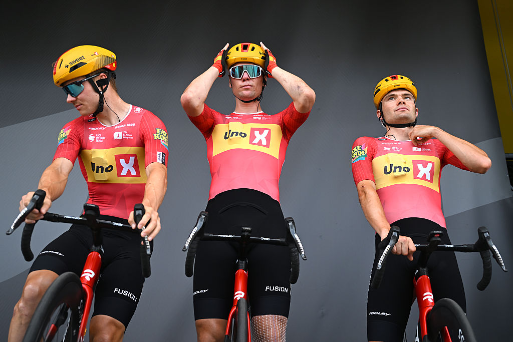 Jonas Abrahamsen, Soren Waerenskjoldand Anthon Charmig de Dinamarca y el equipo Uno-X Mobility antes del 113º Tour de Francia 2026, etapa 12