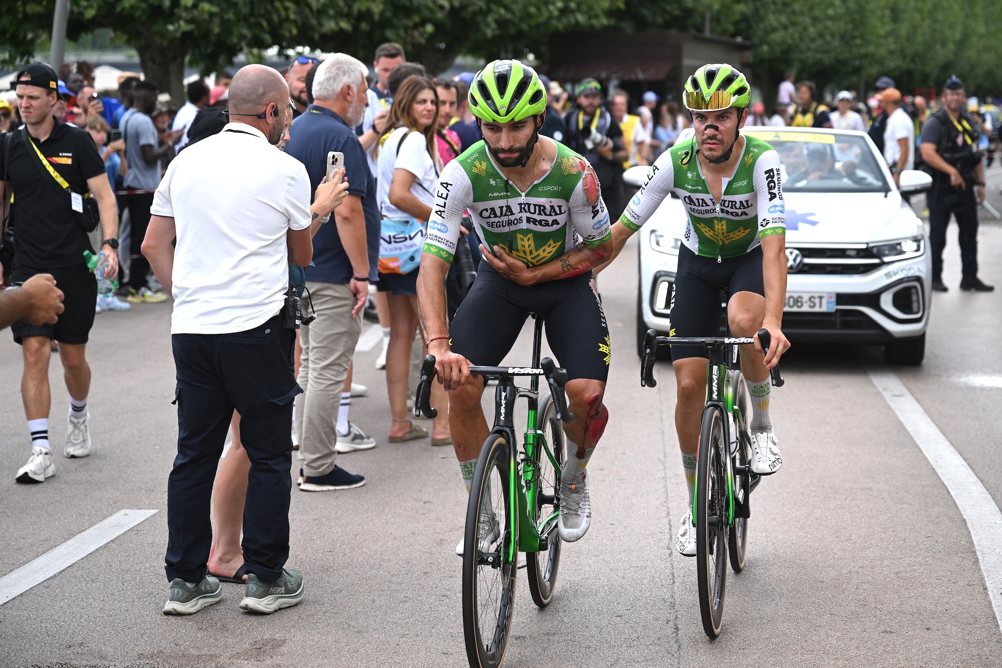 Fernando Gaviria de Colombia se lesionó después de que su compañero Stefano Oldani lo ayudara a terminar