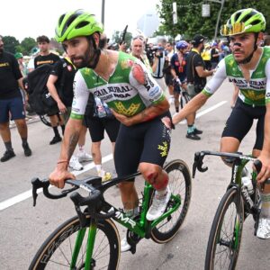 Varios ciclistas se estrellan en un incidente de sprint a alta velocidad con efecto dominó en la etapa 12 del Tour de Francia