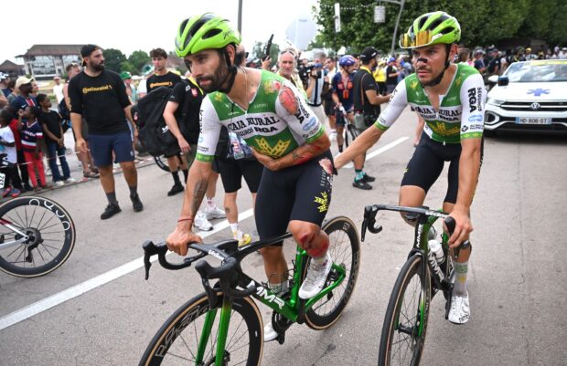 Varios ciclistas se estrellan en un incidente de sprint a alta velocidad con efecto dominó en la etapa 12 del Tour de Francia
