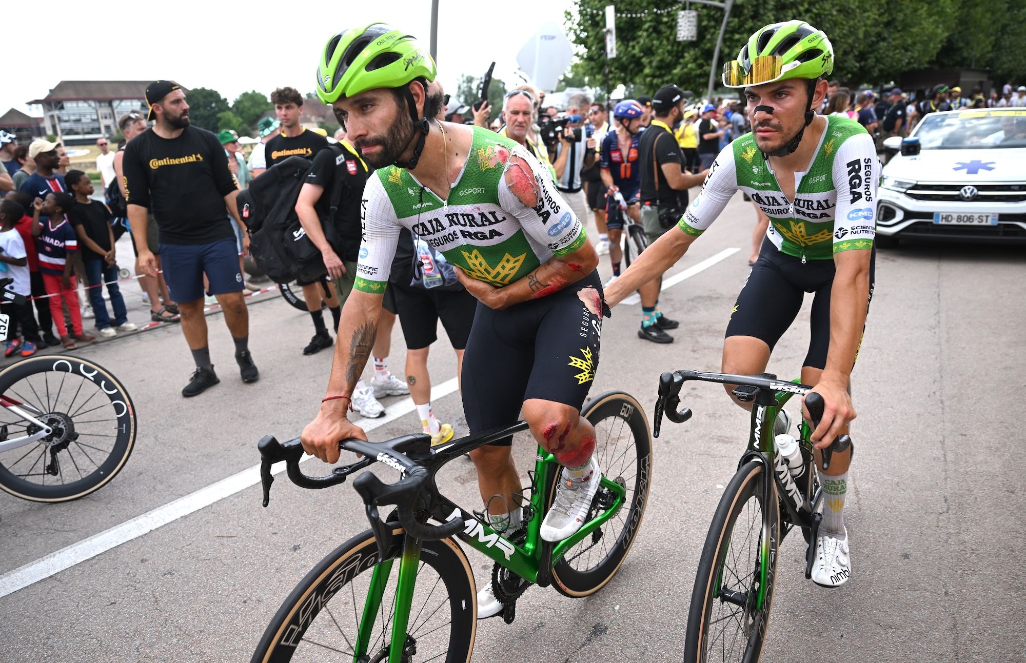 Varios ciclistas se estrellan en un incidente de sprint a alta velocidad con efecto dominó en la etapa 12 del Tour de Francia