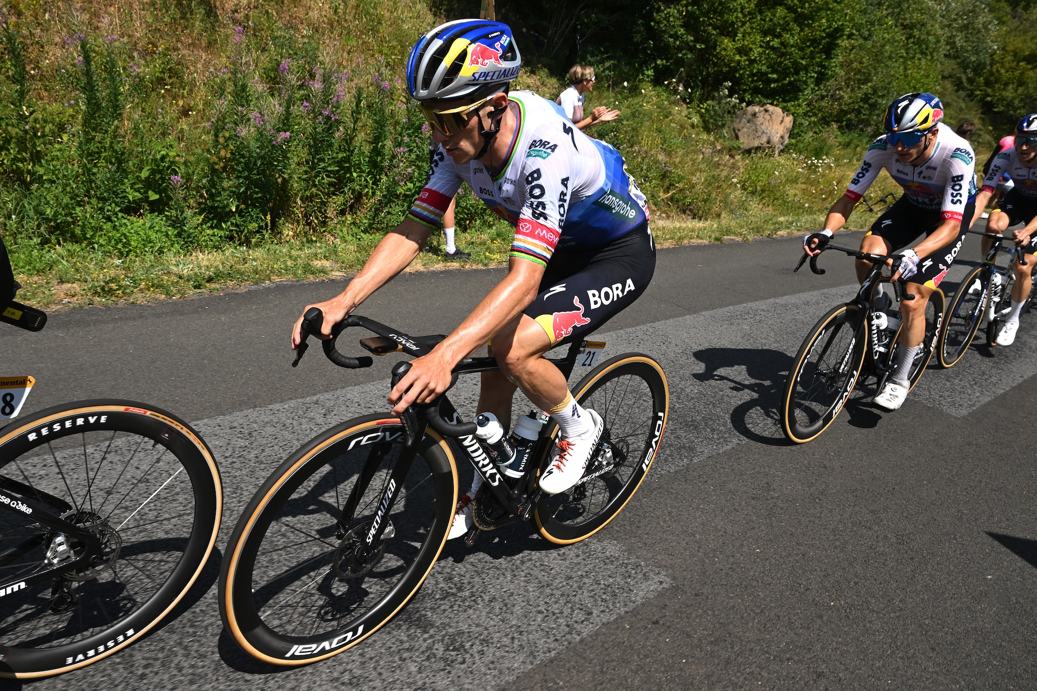 LE LIORAN, FRANCIA - 14 DE JULIO: Remco Evenepoel de Bélgica y el equipo Red Bull - BORA - hansgrohe compite durante el 113.o Tour de Francia 2026, etapa 10, una etapa de 166,6 km desde Aurillac hasta Le Lioran 1240 m / #UCIWT / el 14 de julio de 2026 en Le Lioran, Francia. (Foto de Dario Belingheri/Getty Images)