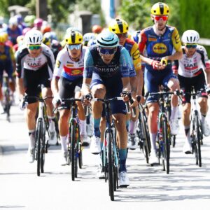 'Cada uno protege sus propios intereses' - Bahrein Victorioso encabeza la persecución de la escapada de 57 corredores del Tour de Francia para mantener a raya a Tom Pidcock