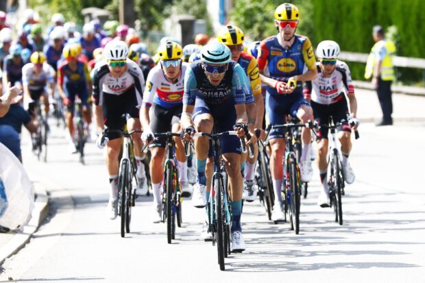 'Cada uno protege sus propios intereses' - Bahrein Victorioso encabeza la persecución de la escapada de 57 corredores del Tour de Francia para mantener a raya a Tom Pidcock