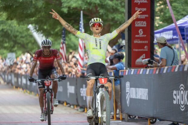 El ganador de Andorra, Bjorn Riley, supera a Christopher Blevins y logra un segundo título nacional de ciclismo de montaña de EE. UU. en pista corta de cross-country.
