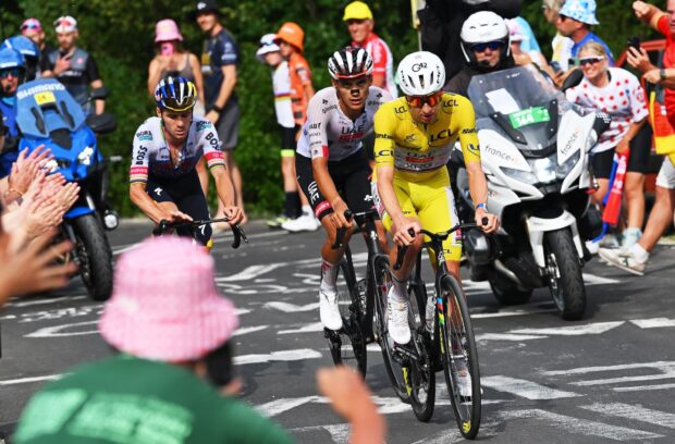 'O me estrello o choco contra Tadej': Isaac del Toro sufre una caída por su líder, pero se venga inmediatamente cuando el 'loco' Pogačar trabaja para él en la cima del Tour de Francia