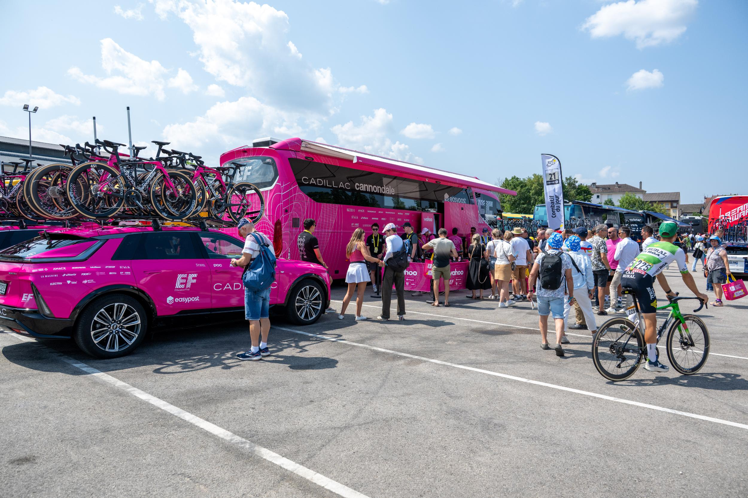 Autobús EF Education-EasyPost en el inicio de la etapa 15 del Tour de Francia
