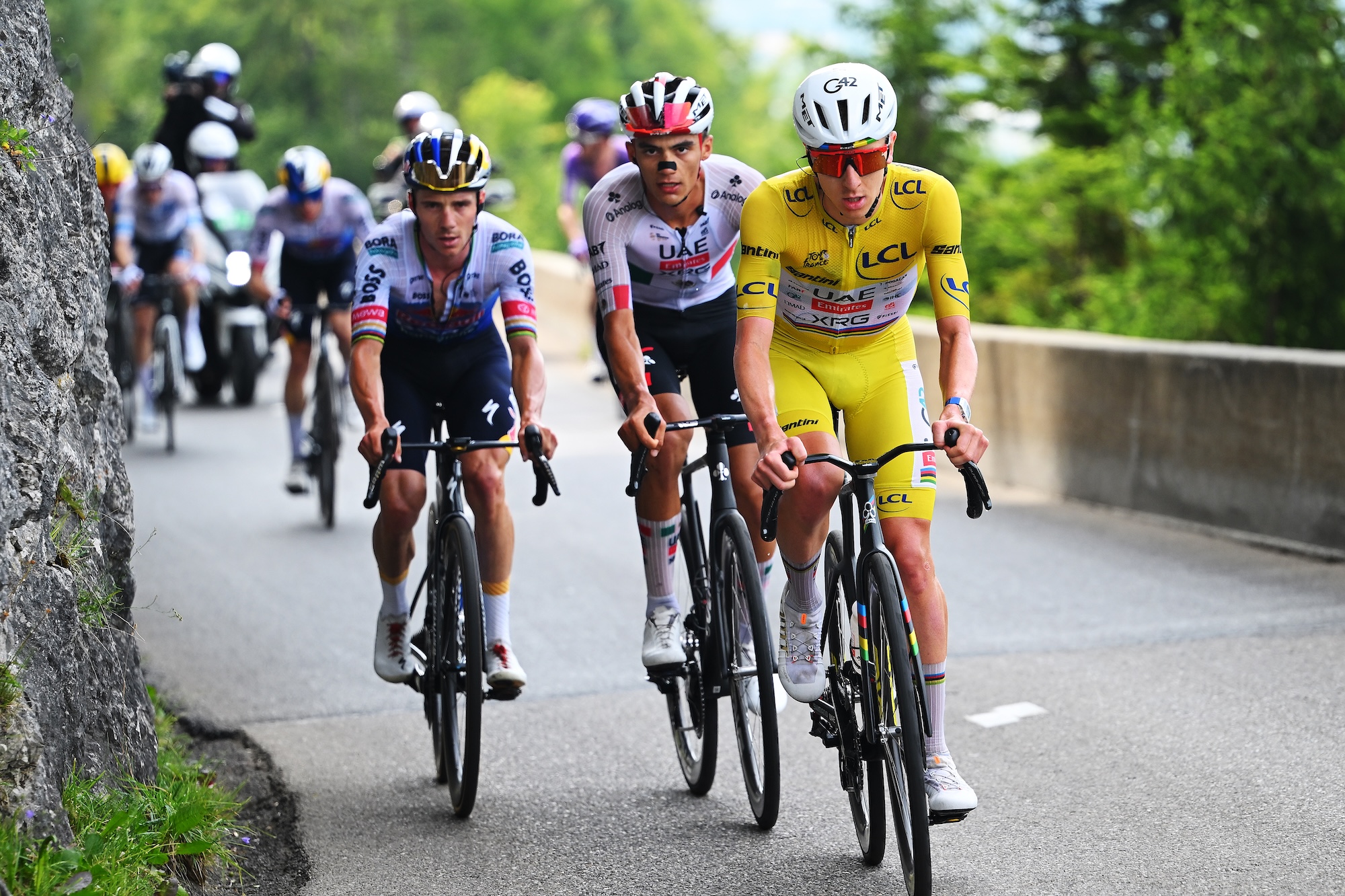 PLATEAU DE SOLAISON, FRANCIA - 19 DE JULIO: (LR) Remco Evenepoel de Bélgica y Team Red Bull - BORA - hansgrohe, Isaac Del Toro de México y Tadej Pogacar de Eslovenia y UAE Team Emirates - XRG - Yellow Leader Jersey compiten en la escapada durante el 113.º Tour de Francia 2026, etapa 15, una etapa de 183,9 km y 155,3 km desde Champagnole hasta Plateau de Solaison 1501m / #UCIWT / el 19 de julio de 2026 en Plateau de Solaison, Francia. (Foto de Tim de Waele/Getty Images)