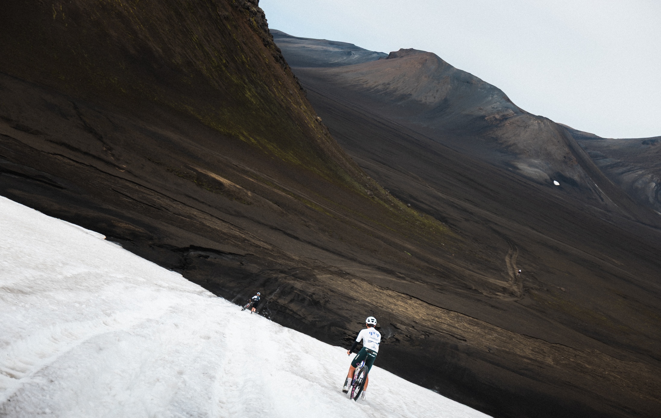 Los ciclistas cruzan nieve y hielo a través de los vastos paisajes abiertos del sur de Islandia.